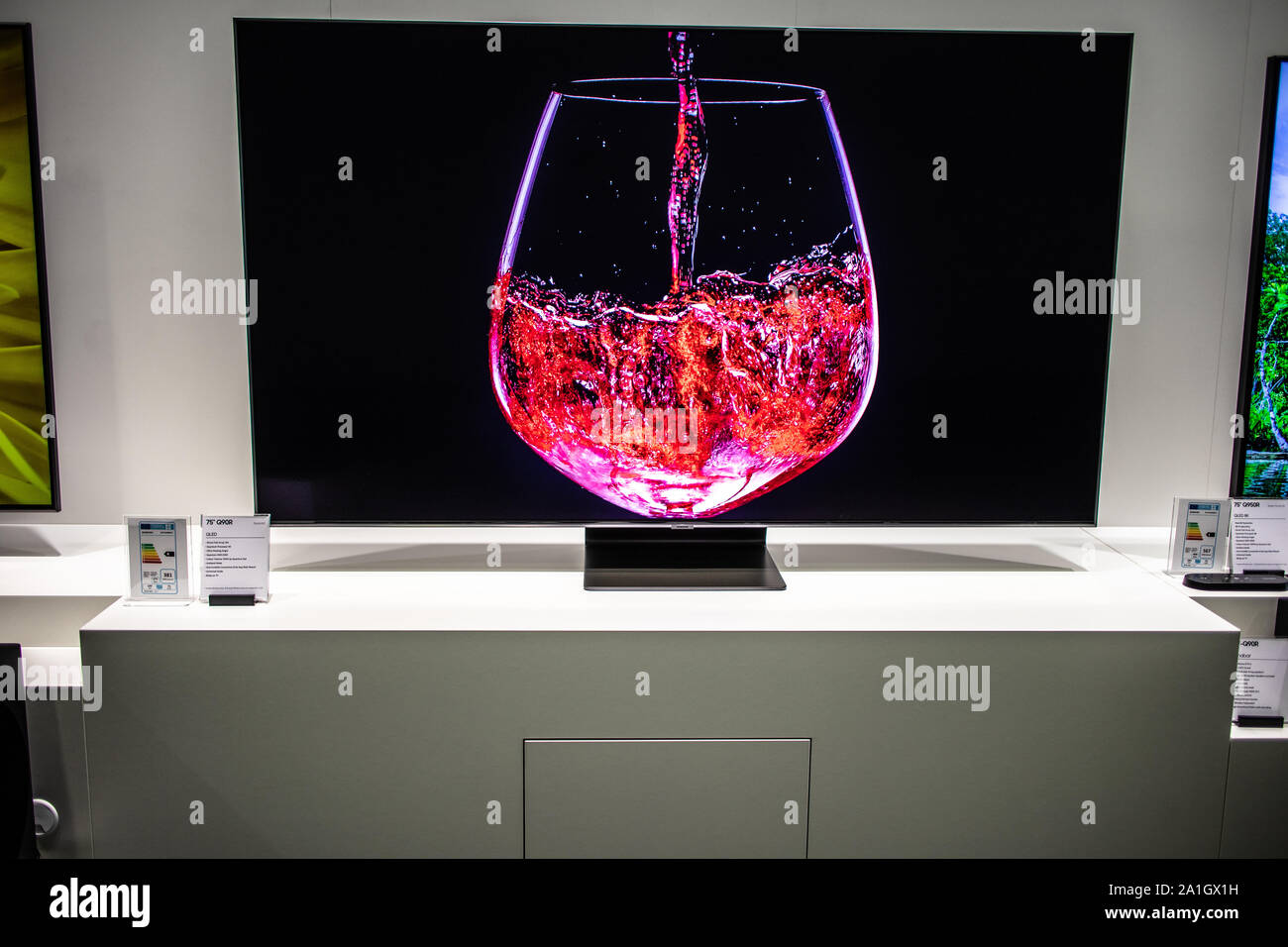 Samsung tv display Banque de photographies et d'images à haute résolution -  Alamy