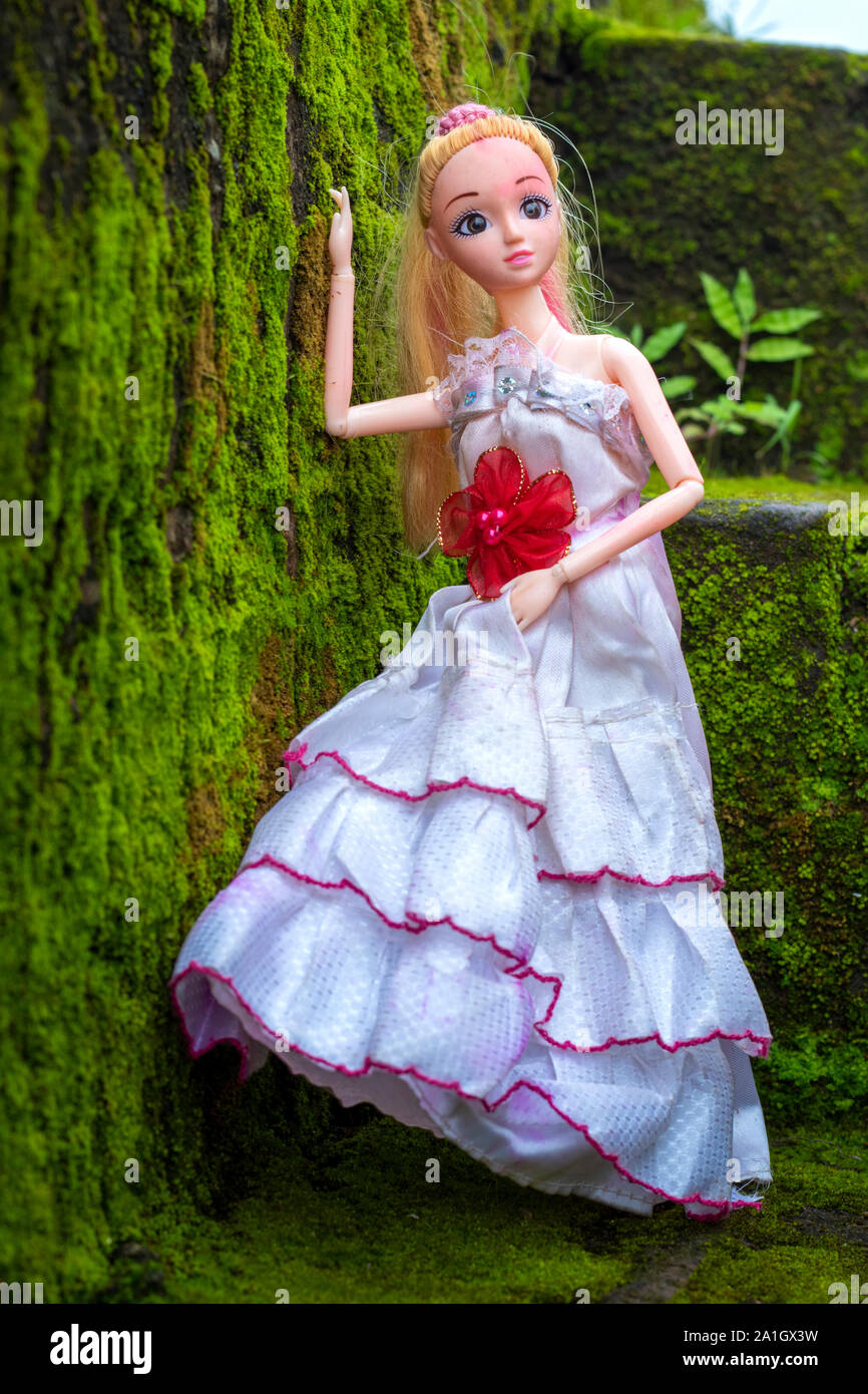 Poupée Barbie plein blanc modèle redingote avec bras en appui sur le mur debout dans une pose.L'Inde. Banque D'Images