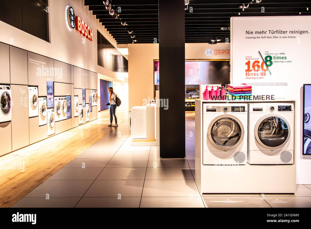 Berlin, Allemagne, nov 2019 machines à laver sèche-linge Bosch sur l'écran,  Robert Bosch Pavillon des expositions showroom, Innovations globales  montrent CDI 2019 Photo Stock - Alamy