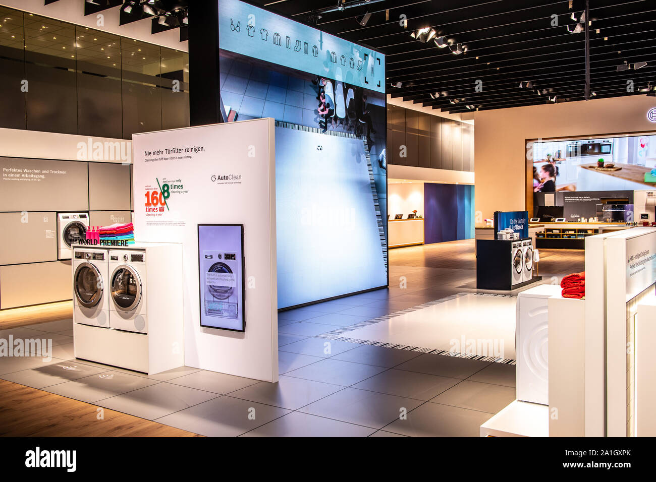 Berlin, Allemagne, nov 2019 machines à laver sèche-linge Bosch sur l'écran, Robert Bosch Pavillon des expositions showroom, Innovations globales montrent CDI 2019 Banque D'Images