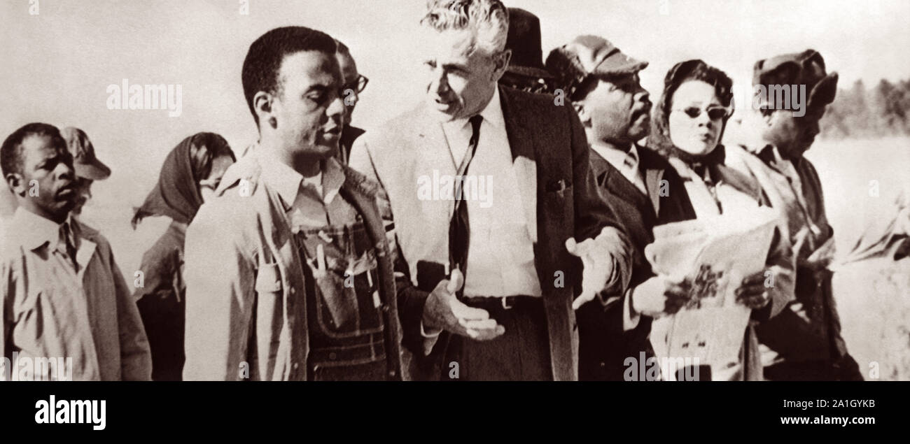 Ancien gouverneur de Floride Leroy Collins parle avec Andrew Young lors de la Selma à Montgomery Mars pour les droits civils en Alabama en mars de 1965. Sur la photo (de gauche à droite) John Lewis, Andrew Young, Leroy Collins, Martin Luther King, Coretta Scott King, et Ralph Abernathy. Banque D'Images Ancien gouverneur de Floride Leroy Collins parle avec Andrew Young lors de la Selma à Montgomery Mars pour les droits civils en Alabama en mars de 1965. Sur la photo (de gauche à droite) John Lewis, Andrew Young, Leroy Collins, Martin Luther King, Coretta Scott King, et Ralph Abernathy. Banque D'Images