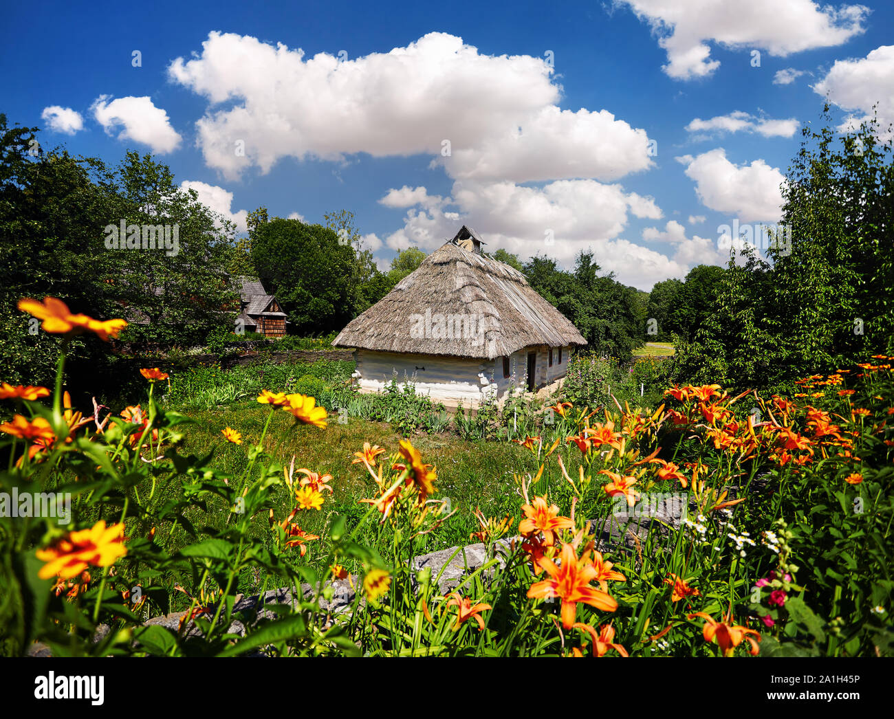 Maison en bois avec jardin fleuri dans le musée en plein air de Pirogovo ethniques à Kiev, Ukraine Banque D'Images