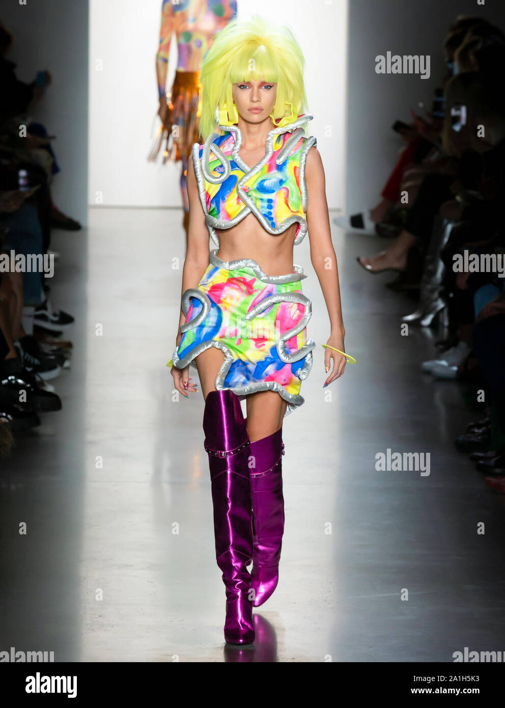 New York, NY - Sept 09, 2019 : Stella Maxwell promenades la piste à l'Jeremy Scott Spring Summer 2020 Fashion Show Banque D'Images