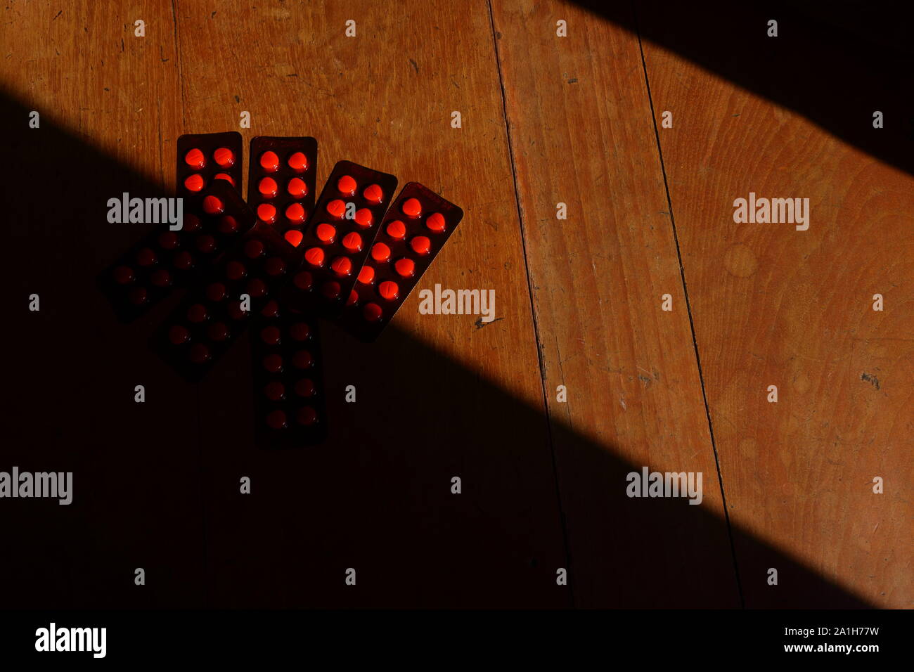 Libre de pile de la lumière blister exposé au soleil, cela peut se détériorer comprimés le emballages, même s'ils sont à la lumière packs Banque D'Images