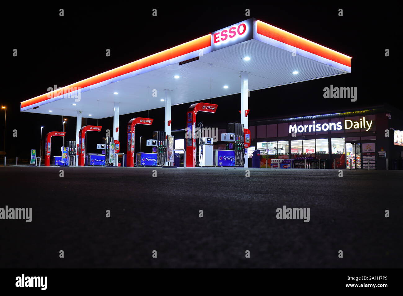 La nouvelle ESSO et Morrisons Daily c'est ouvert à la Temple Green à Leeds. Banque D'Images