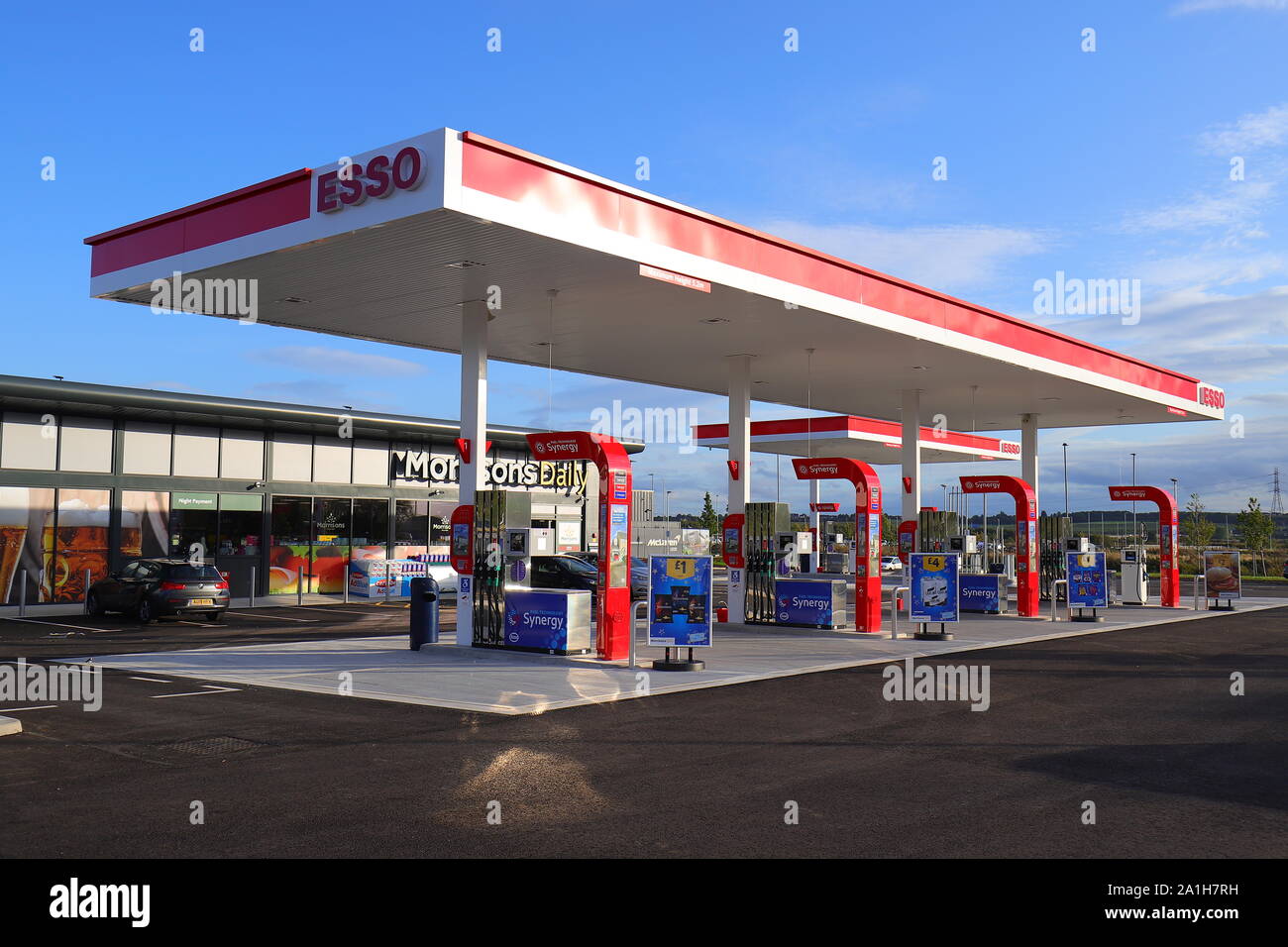 La nouvelle ESSO et Morrisons Daily c'est ouvert à la Temple Green à Leeds. Banque D'Images
