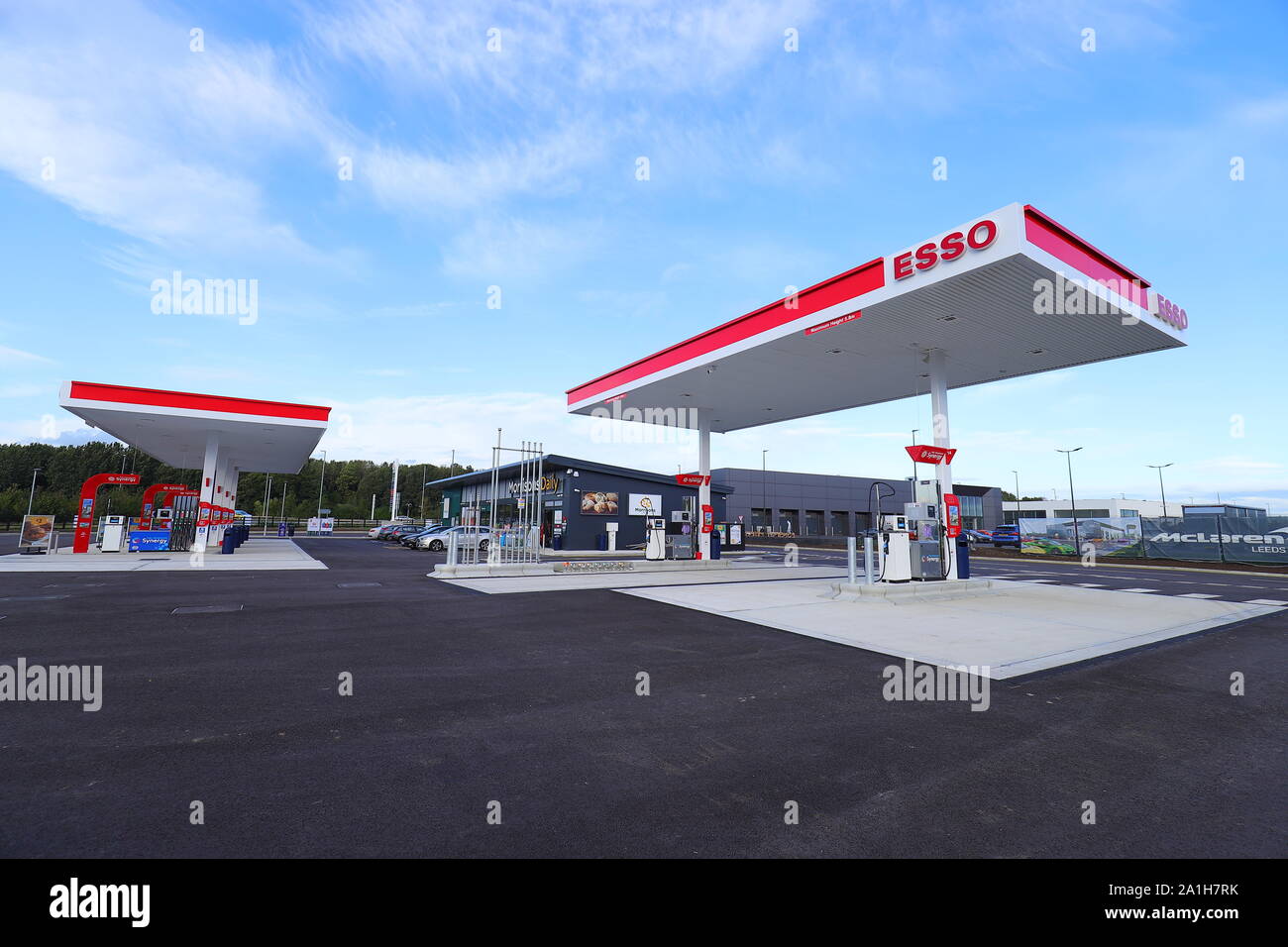 La nouvelle ESSO et Morrisons Daily c'est ouvert à la Temple Green à Leeds. Banque D'Images