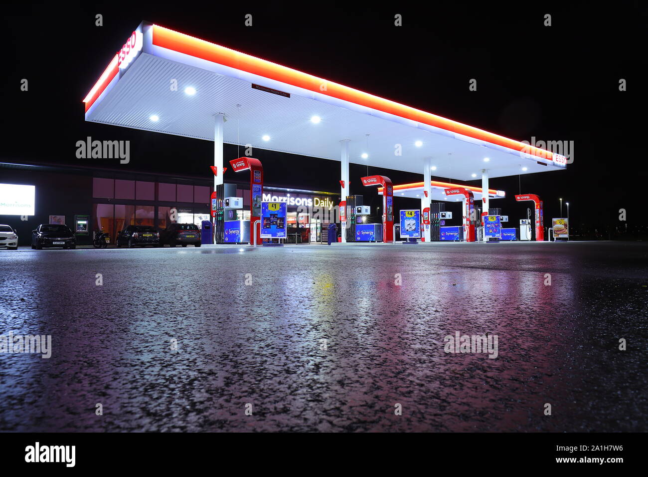 La nouvelle ESSO et Morrisons Daily c'est ouvert à la Temple Green à Leeds. Banque D'Images