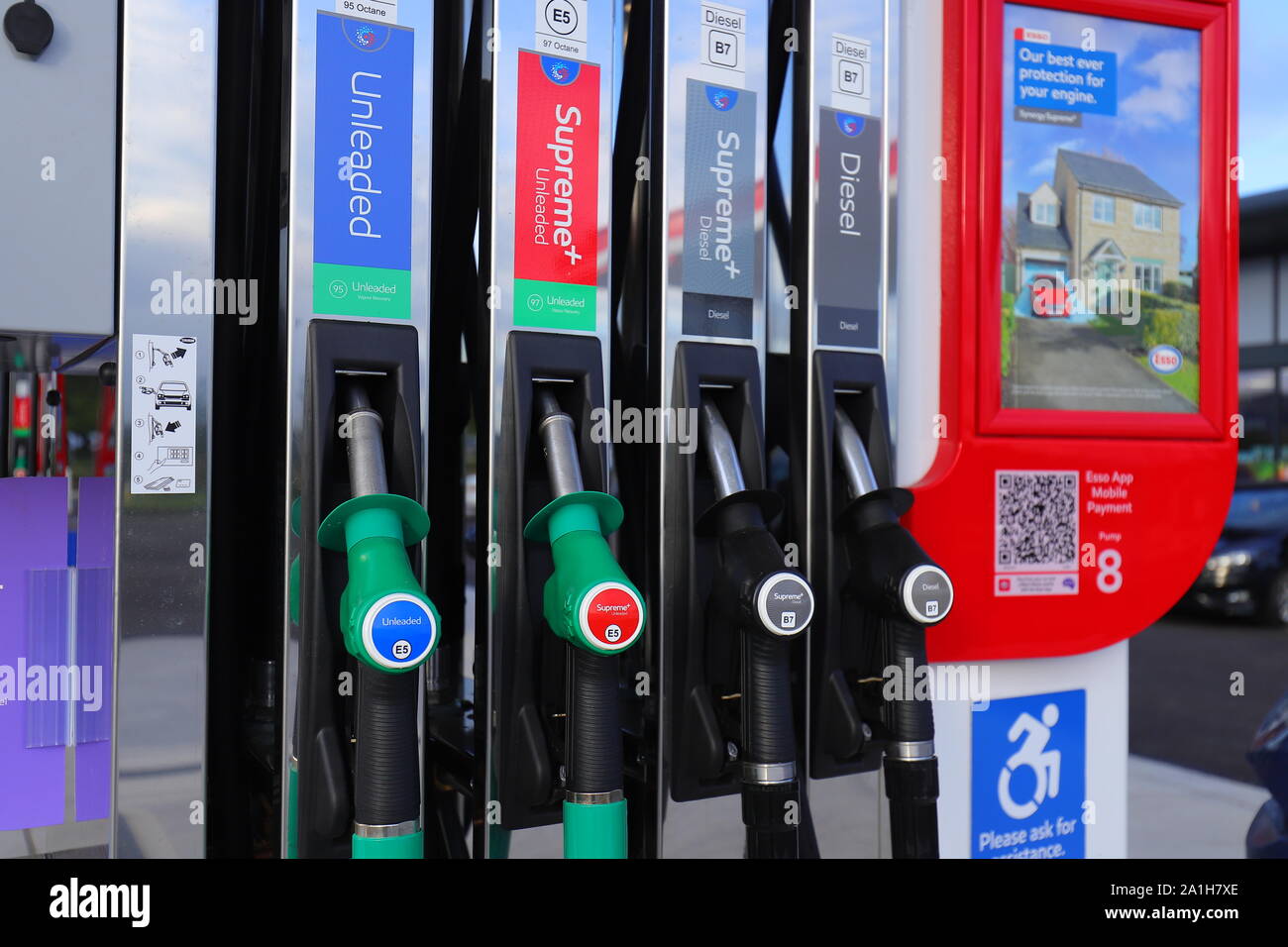 La nouvelle ESSO et Morrisons Daily c'est ouvert à la Temple Green à Leeds. Banque D'Images