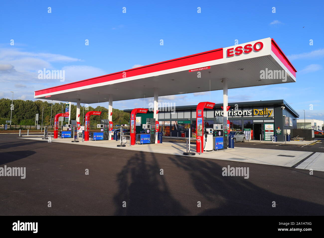 La nouvelle ESSO et Morrisons Daily c'est ouvert à la Temple Green à Leeds. Banque D'Images