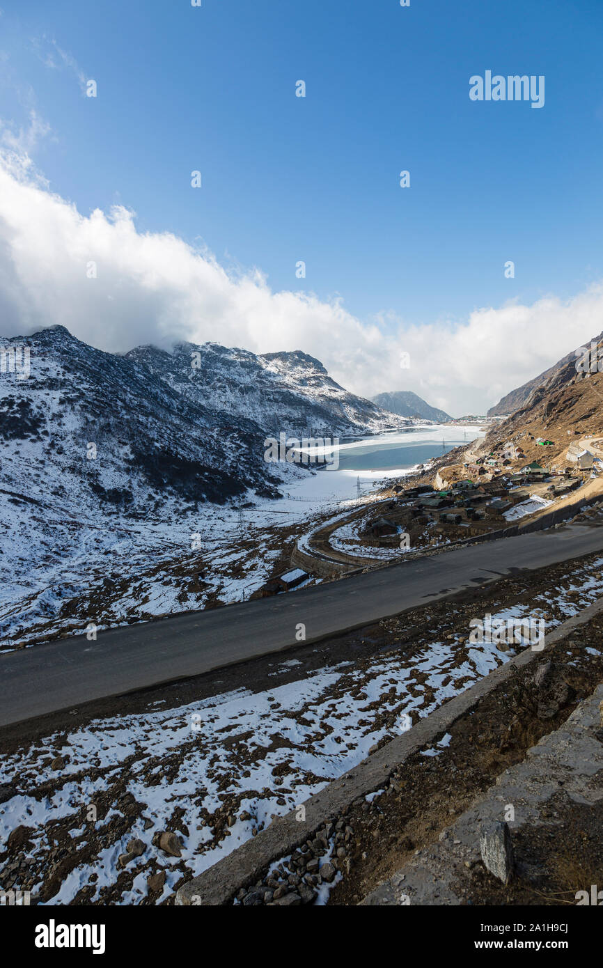 Vue sur le lac Changu congelé sur le chemin de Nathu La passer dans l'état du Sikkim en Inde Banque D'Images