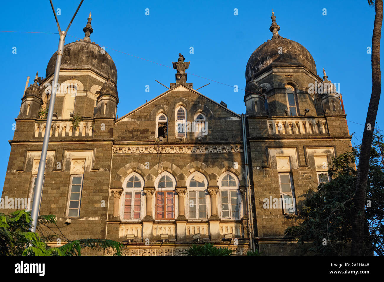 Un vieux bâtiment de l'ère coloniale dans Fort area, Mumbai (Bombay) en Inde, dans un style souvent appelé gothique de Bombay Banque D'Images