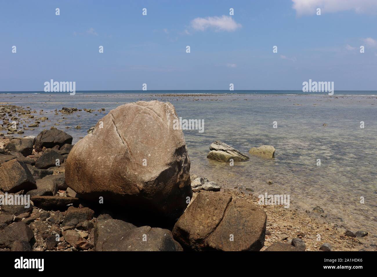 Plage rocheuse dans la mer tropicale. Seascape pittoresque avec des pierres géantes sur la côte de la Thaïlande Banque D'Images