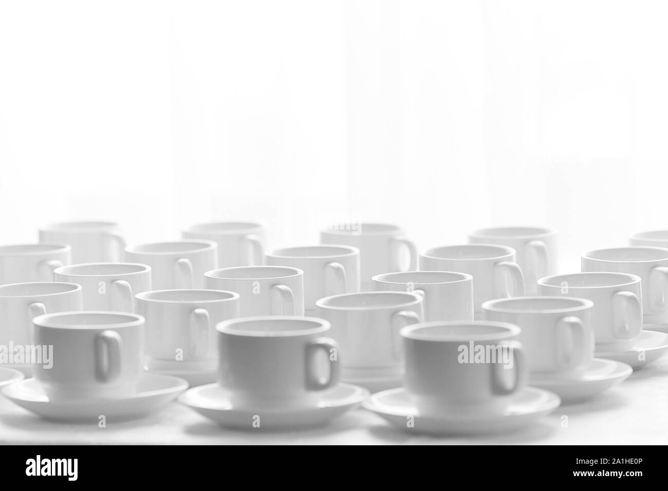 Vue de dessus sur de nombreuses lignes empilées dans des tasses blanc propre vide pour le thé ou café. Close-up. Contexte Banque D'Images