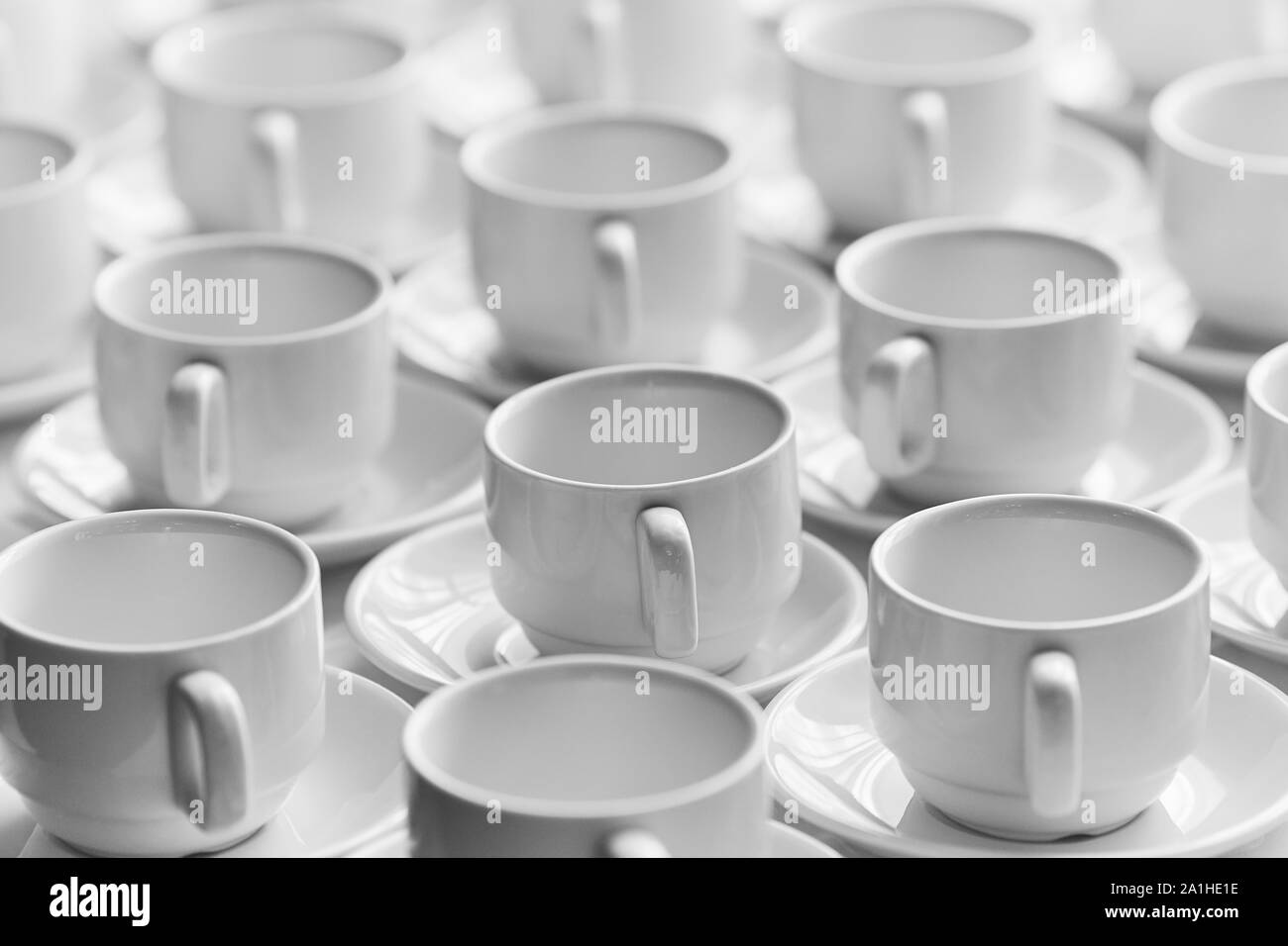 Tasses de Thé blanc empilés en ligne sur table avec nappe en plastique pour la pause-café Banque D'Images