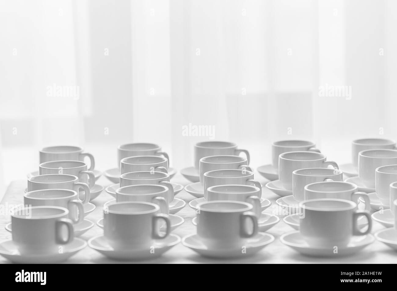 Tasses de Thé blanc empilés en ligne sur table avec nappe en plastique pour la pause-café Banque D'Images