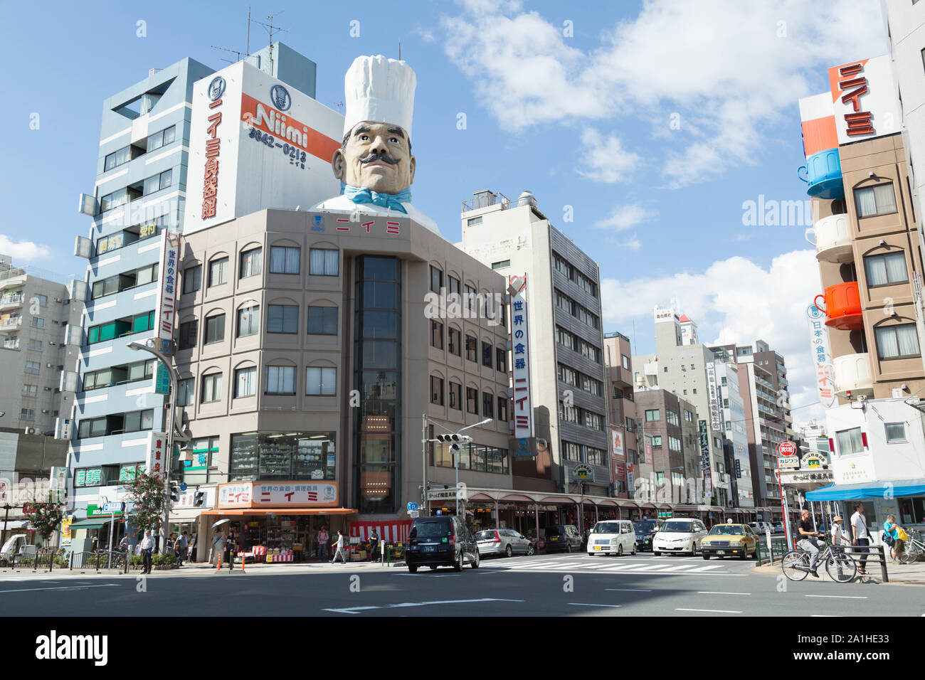 Kappabashi Street est une zone entièrement remplie avec des magasins de vente de fournitures de restaurant près de Asakusa, Tokyo, Japon. Banque D'Images