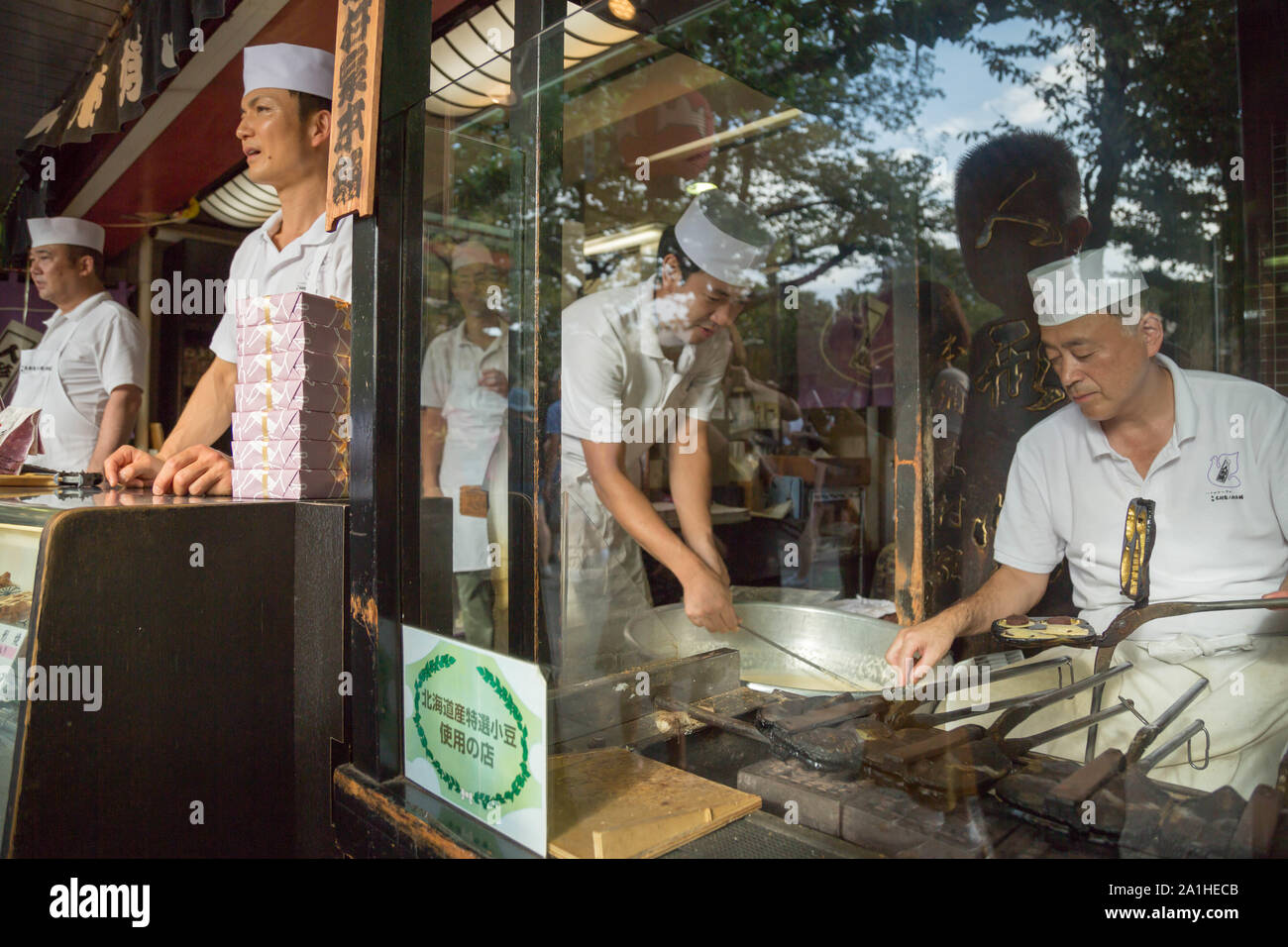 Asakusa, Tokyo, Japon. Les artisans de Kimuraya fait "ningyo-yaki", petits gâteaux remplis d'un doux été coller a été populaire depuis 1868. Banque D'Images