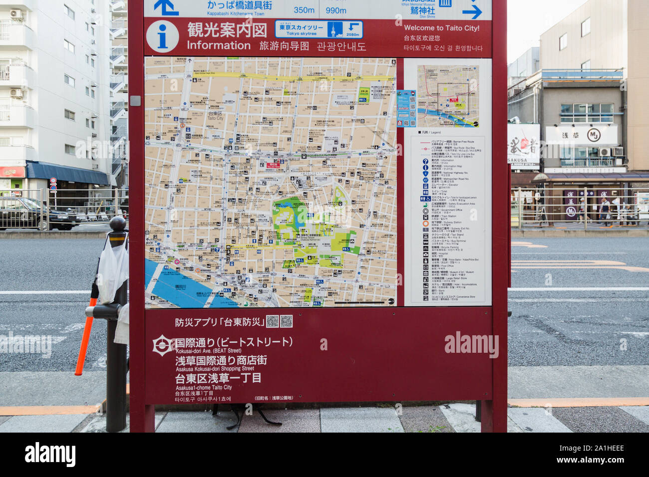 Asakusa, Tokyo, Japon. La mise à jour du panneau de tonalités multilingue stand d'information touristique à un arrêt d'autobus est l'un des nombreux stands dans toute la ville. Banque D'Images