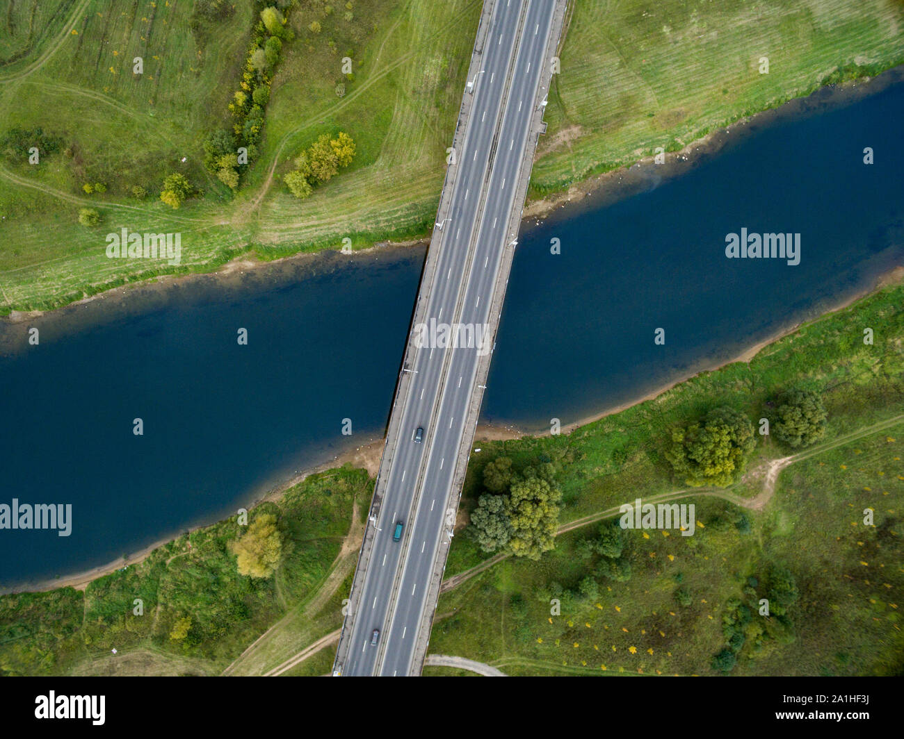 Paysage d'une route asphaltée avec des voitures. Vue de dessus sur le pont et la rivière bleue. La photographie d'été avec vue à vol d'oiseau. Banque D'Images