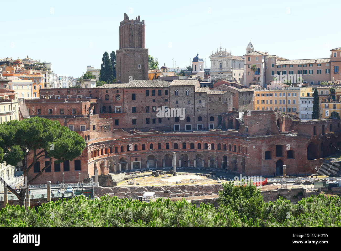 Vestiges de la circulaire semi-Marchés de Trajan avec la Torre delle Milizie, Rome Banque D'Images