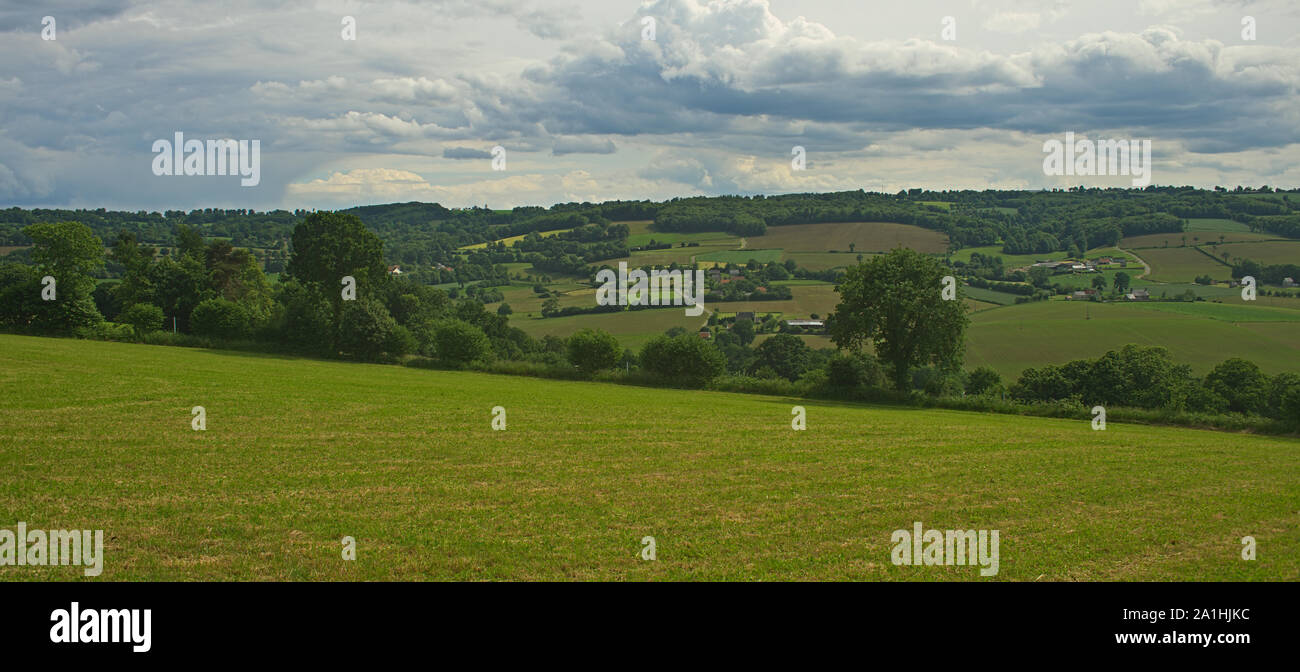 Vue depuis la colline sur un paysage tranquille dans les régions rurales de Normandie Banque D'Images