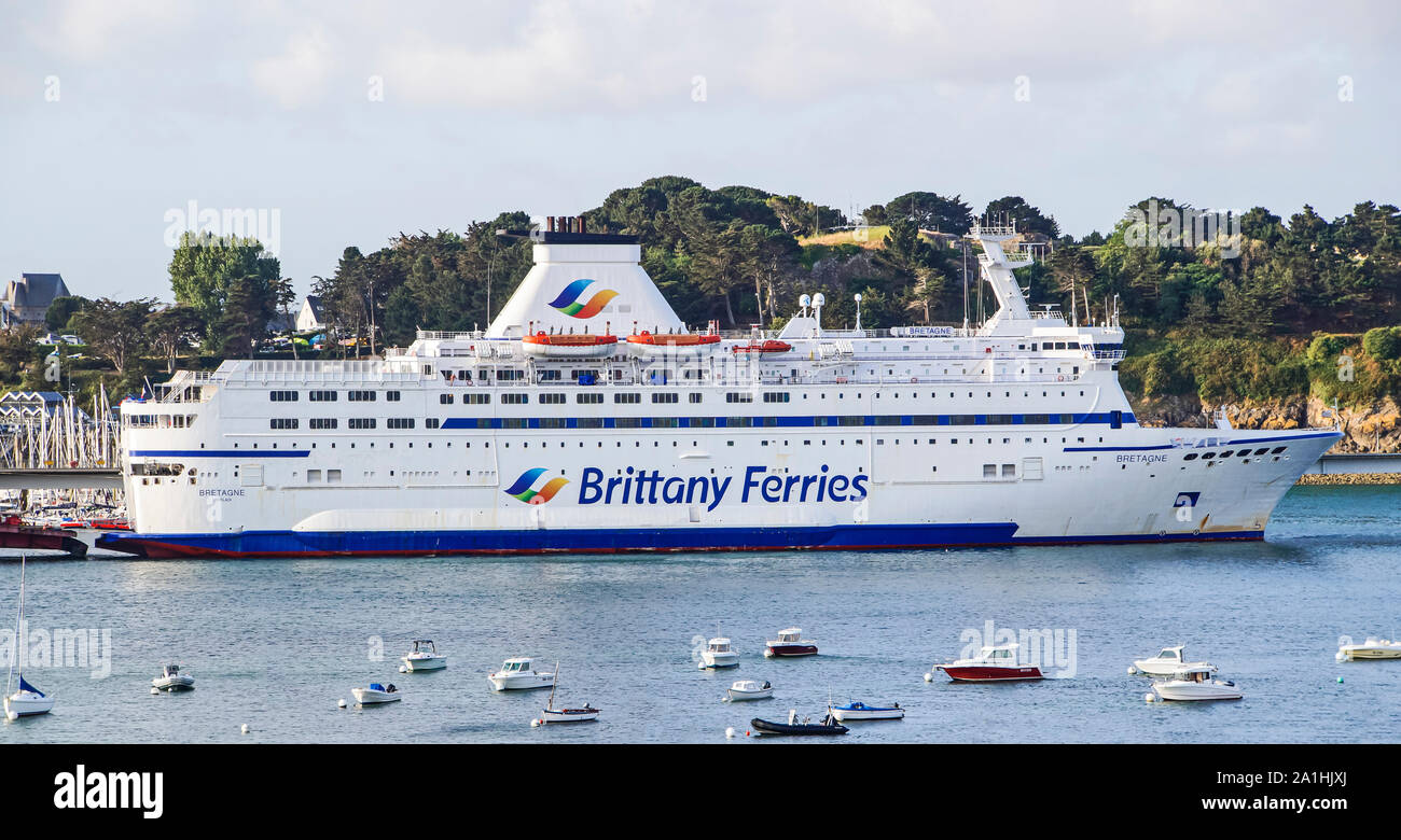 Brittany Ferries car ferry et Britannia à la borne dans le port de Saint-Malo Bretagne France Banque D'Images