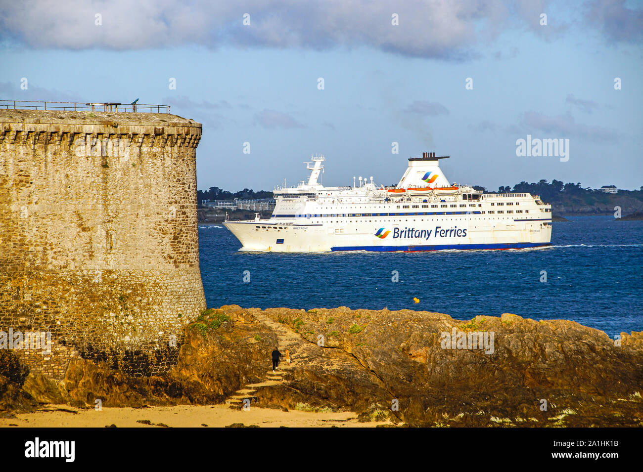 Brittany Ferries car ferry et Britannia arriver au port de Saint-Malo Bretagne France Banque D'Images