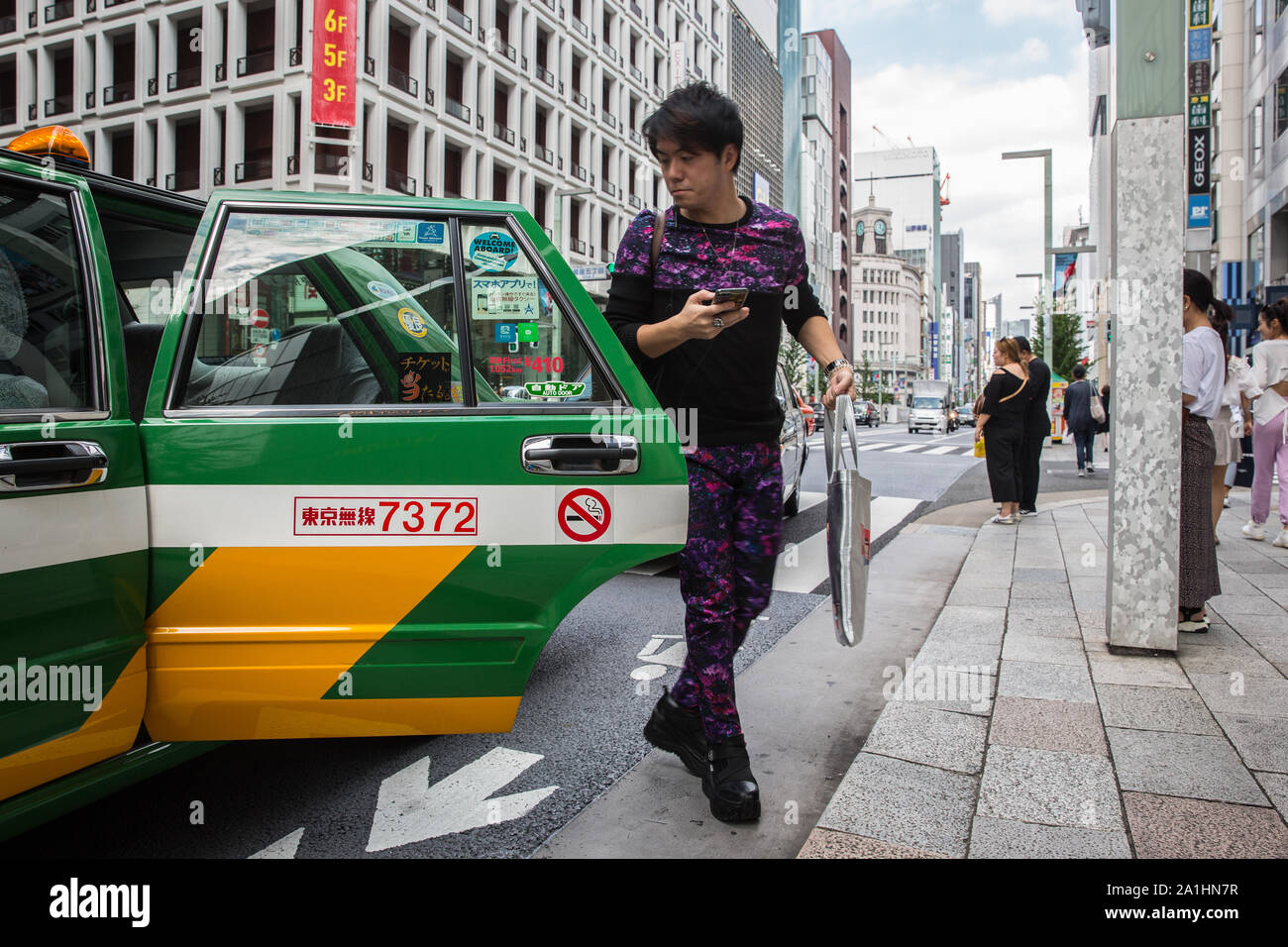 Un homme vu sortir d'un Taxi à Ginza. Banque D'Images