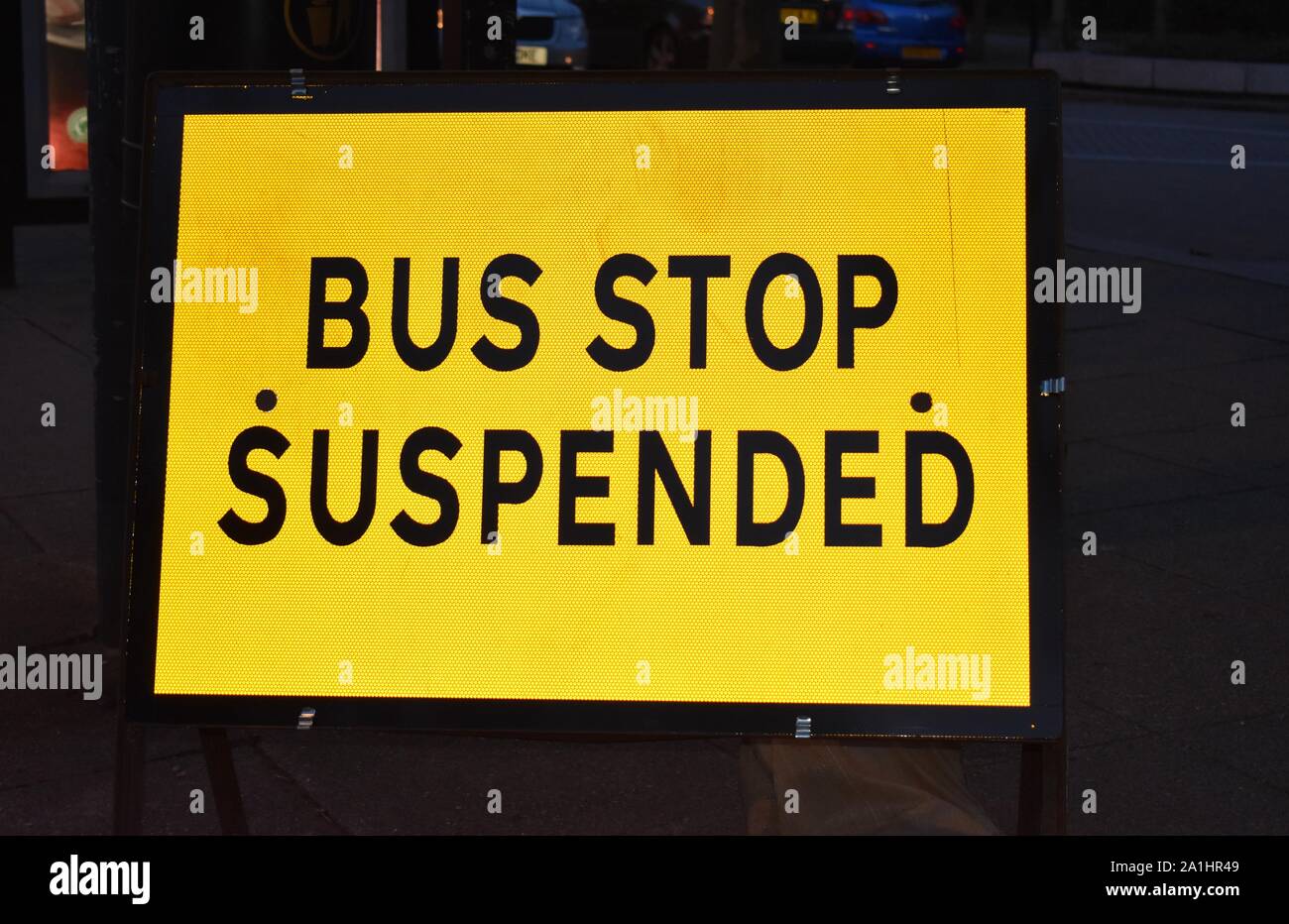 C'est une journée-glo 'arrêt de bus jaune suspendue'. Banque D'Images