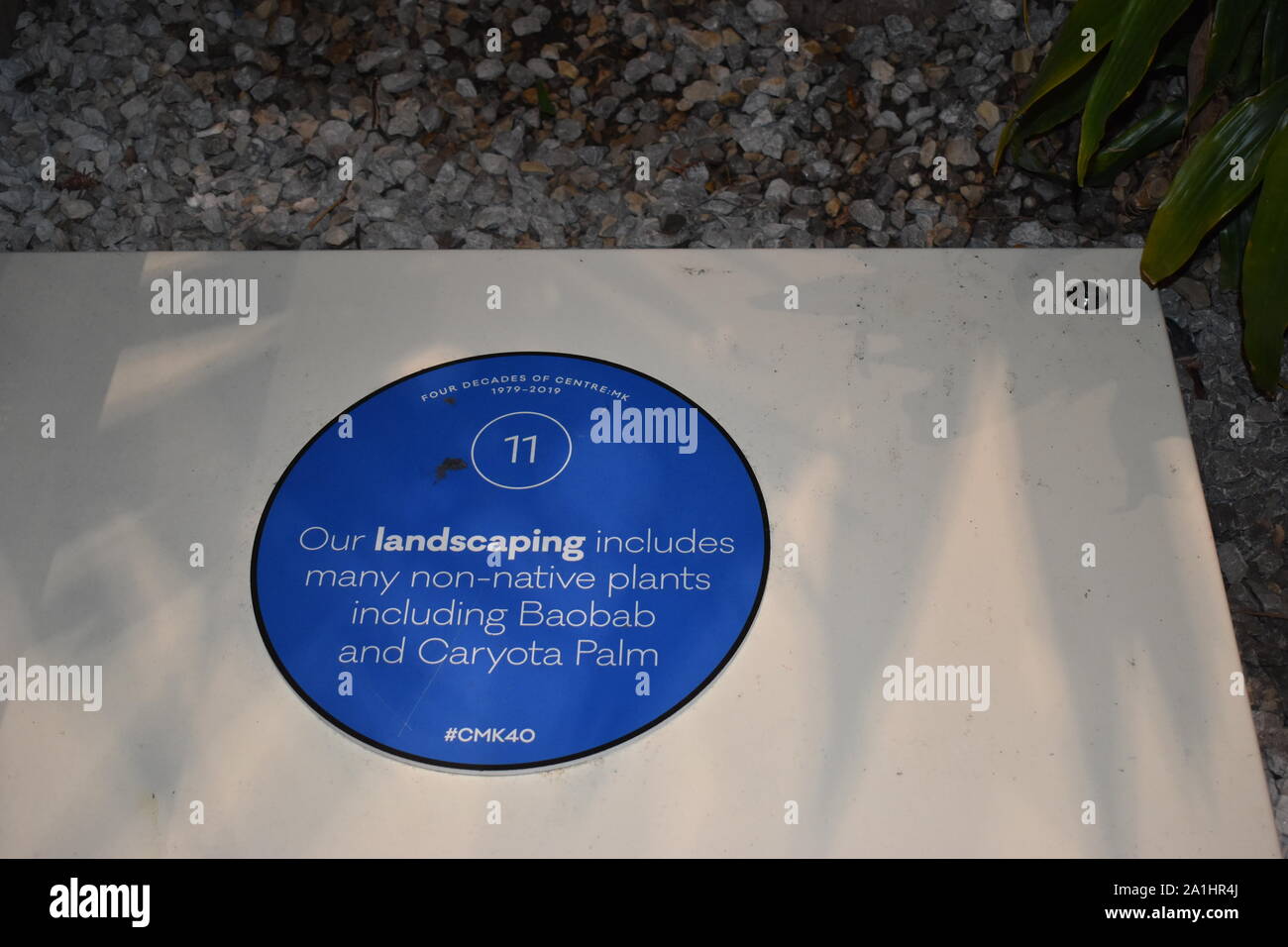 Pour célébrer leur 40e anniversaire, centre:mk (Milton Keynes' premier et plus grand centre commercial) ont créé un sentier blue plaque de 40 faits fabuleux. Banque D'Images
