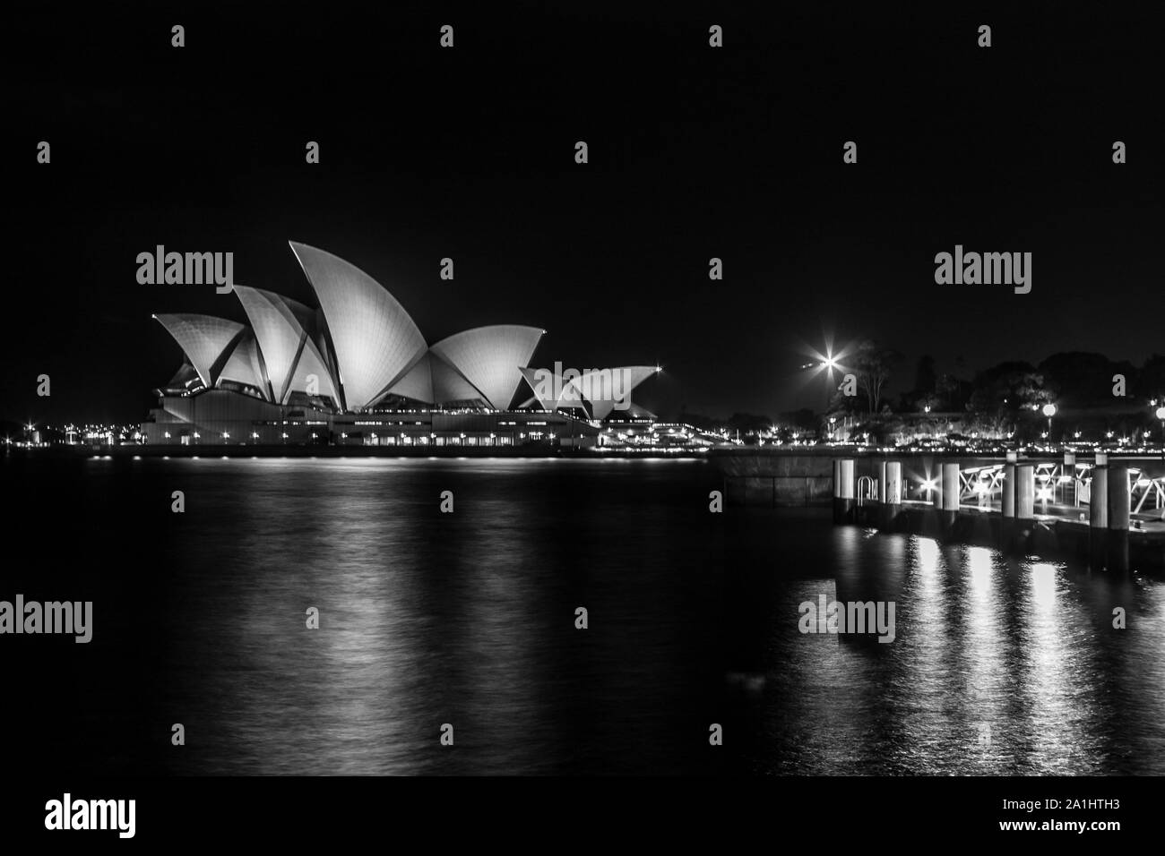Sydney, Australie - 11 janvier 2009 : Opera House de la promenade de nuit. L'Opéra est perçu à travers l'eau du port de Sydney. Banque D'Images