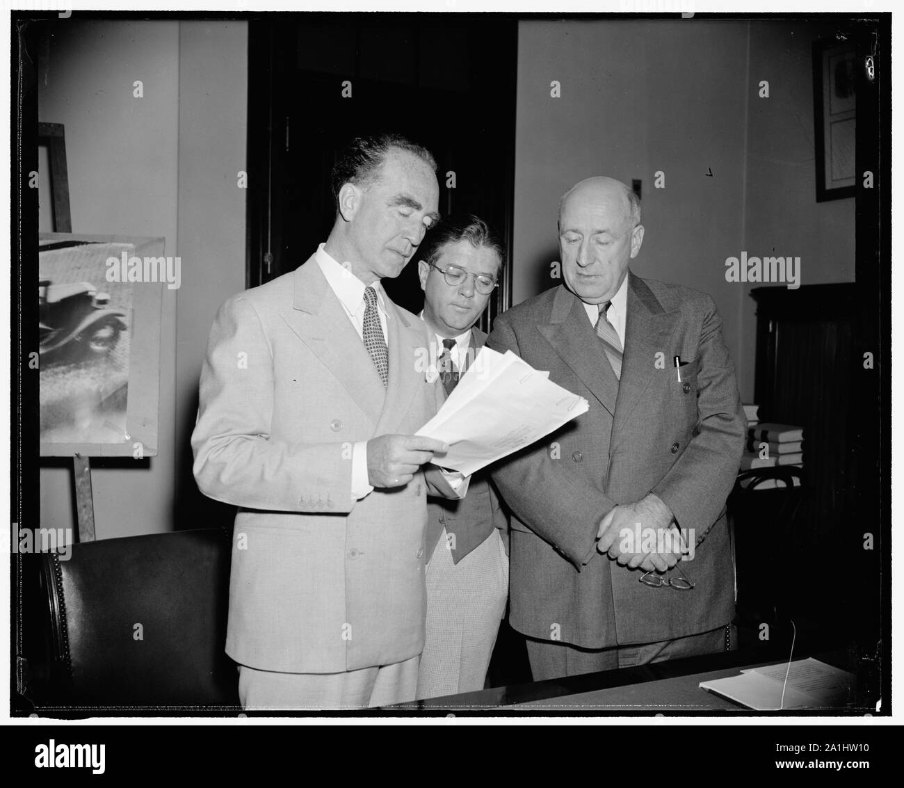 Murphy apporte bénédiction sur Données personnelles loi. Washington, D.C., 2 juin. Procureur général Frank Murphy aujourd'hui exposées à l'un de ses rares apparitions sur la colline d'approuver un projet de loi proposé par le Sénateur Robert Données Personnelles, Jr. pour interdire les pratiques de travail oppressives. Il a proposé, cependant, deux amendements au projet de loi afin d'indiquer clairement que les gardes de l'entreprise ayant un casier judiciaire soit déclarée illégale, et qui convient à limiter les pratiques de travail oppressives être déposée par l'intermédiaire de la Ministère de la Justice plutôt que par le ministère du Travail. De gauche à droite : Murphy, le sénateur lafolette et le sénateur Elbert Thomas d'Utah, membre o Banque D'Images