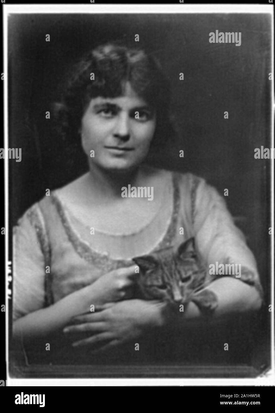 Murray, Eleanor, Miss, avec sonnerie le chat, portrait photographique Banque D'Images