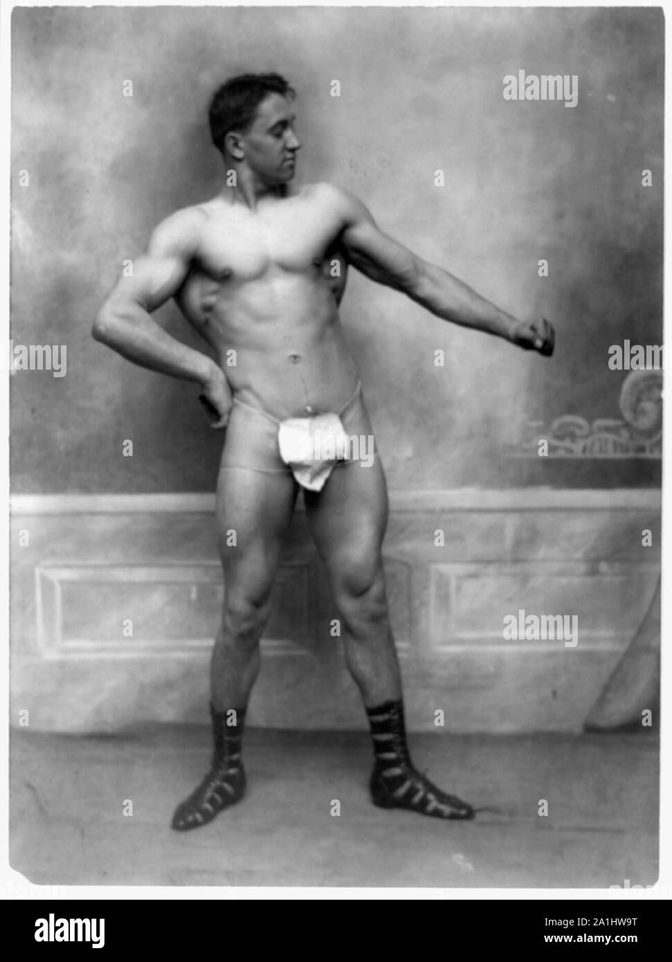 L'homme musclé vêtu d'un tissu en forme de feuille de vigne et de sandales romaines Banque D'Images