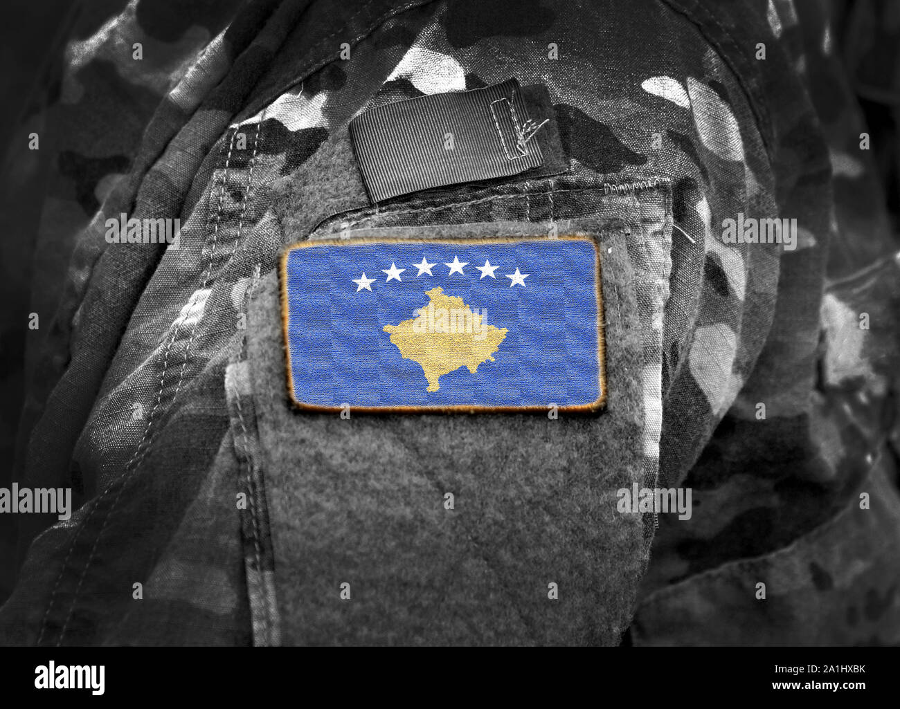 Pavillon du Kosovo sur l'uniforme militaire (collage). Banque D'Images