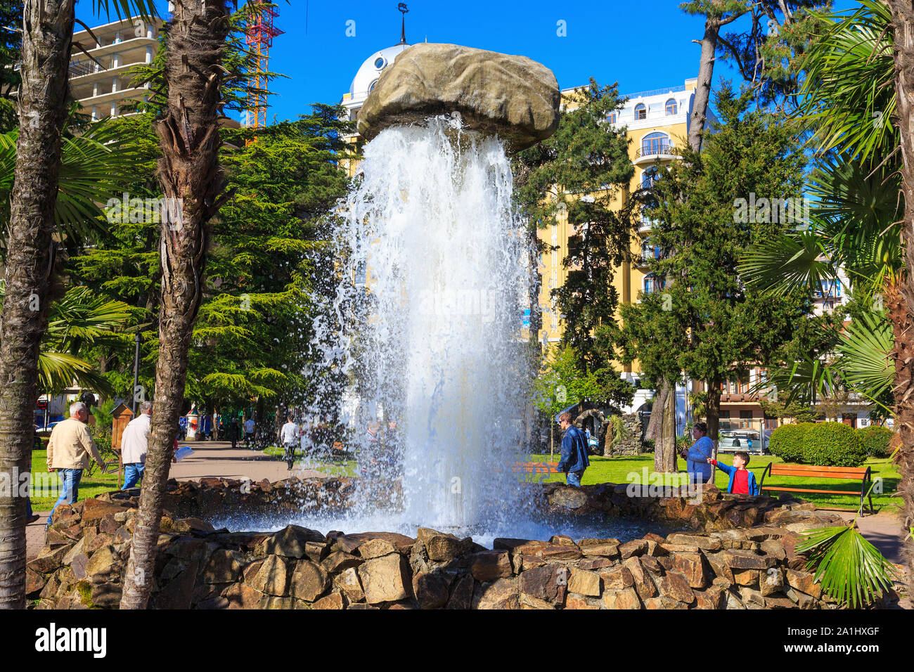 Batumi, Géorgie - 30 Avril 2017 : Fontaine, palmiers et de personnes dans le parc Mai 6 Banque D'Images