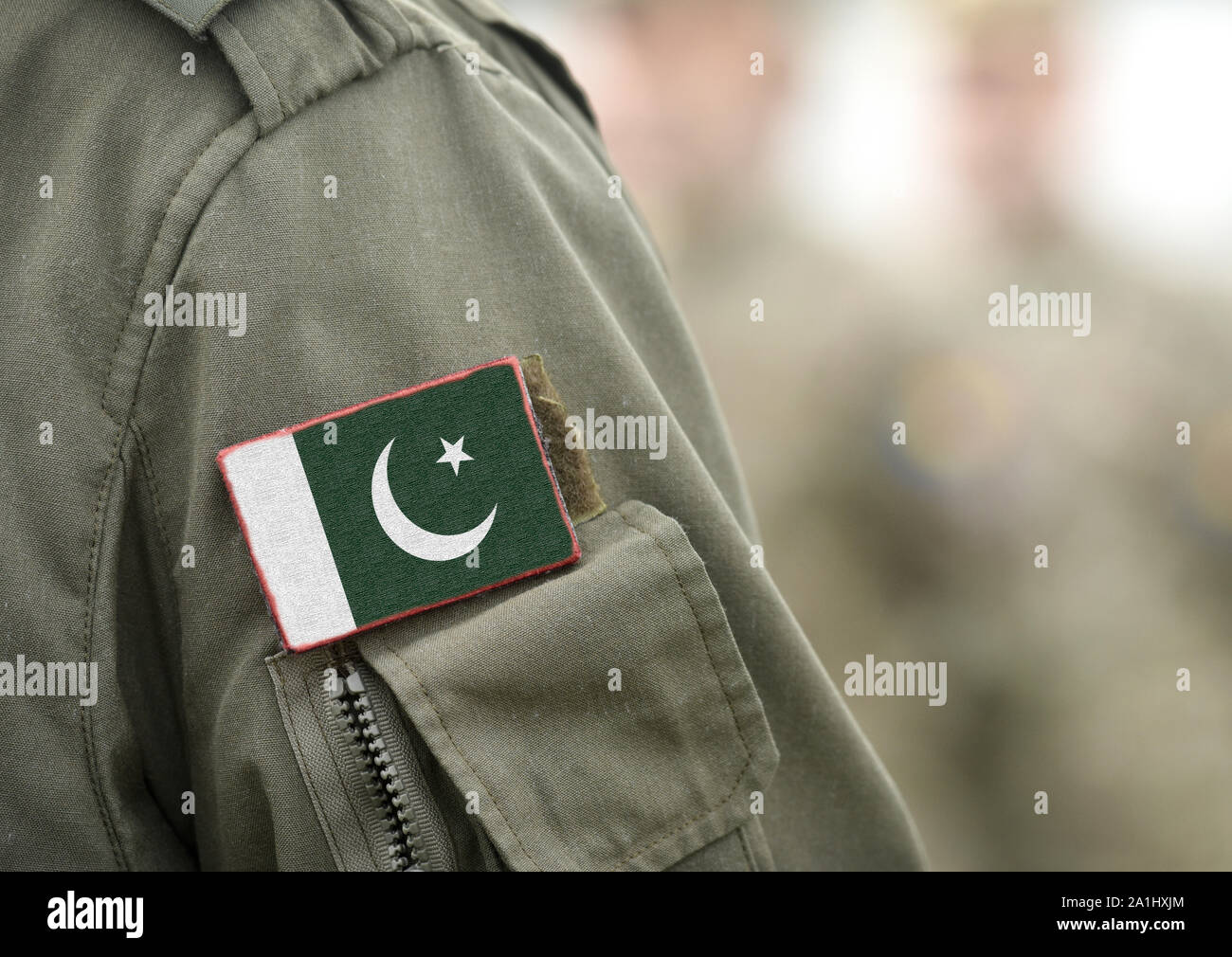 Pavillon du Pakistan sur les uniformes militaires (collage). Banque D'Images