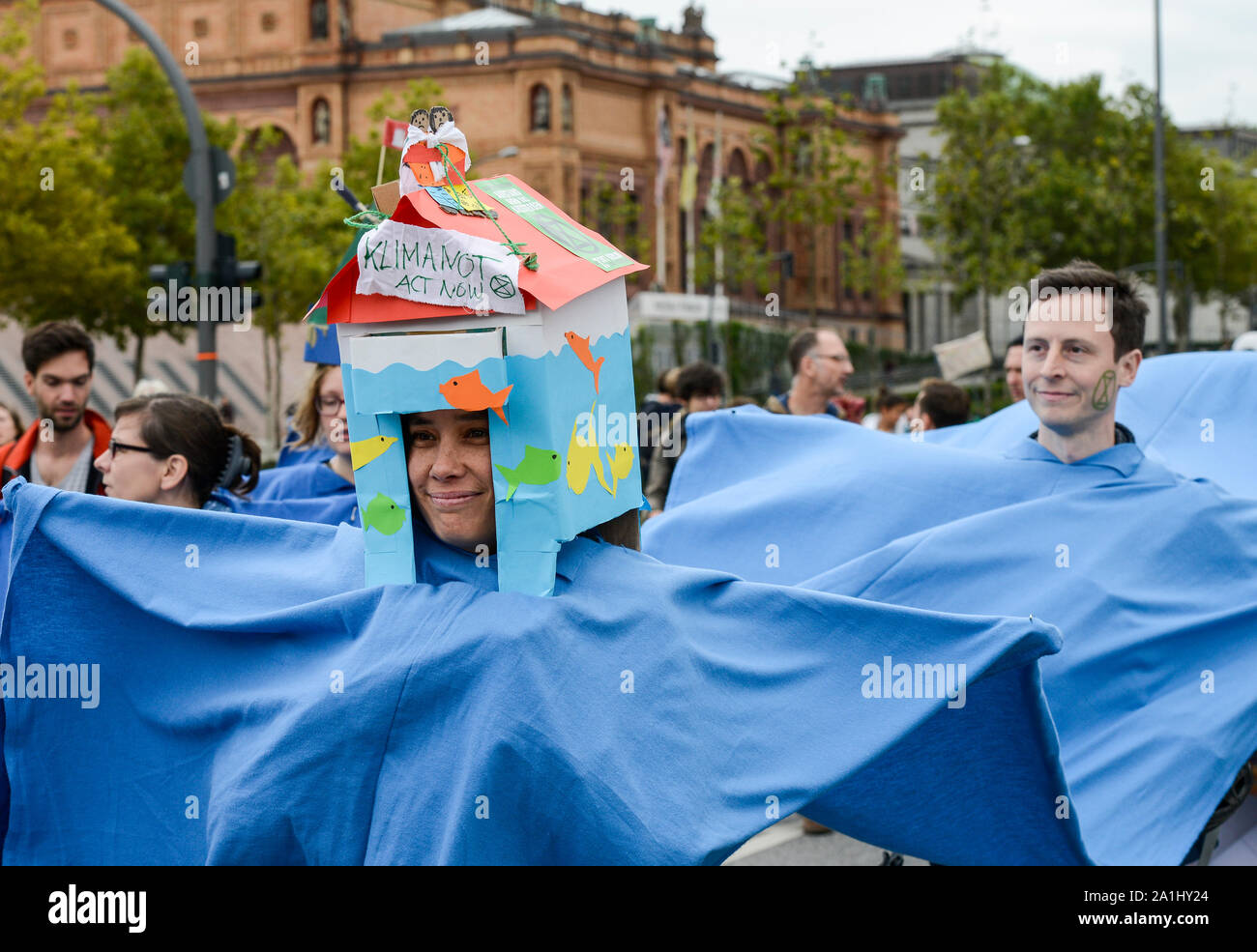 Allemagne, Hambourg, ville vendredi pour l'avenir, tous les changements de rallye avec 70 000 manifestants pour la protection du climat , bloc de rébellion d'extinction , mouvement protestataire symbolisent avec les performances de théâtre de rue l'élévation du niveau de l'océan / Deutschland, Hambourg, Binnenalster und Jungfernstieg, vendredi pour les futurs-Bewegung, Alle fürs Klima Demo fuer appellation « Klimaschutz », bloc der Bewegung rébellion extinction mit dem der symbole ablaufenden Sanduhr, 20.9.2019 Banque D'Images