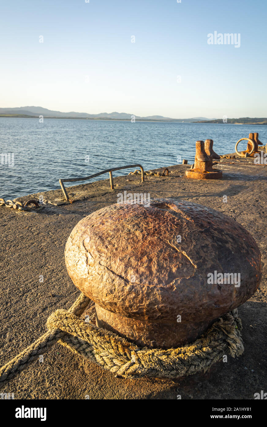 Bollard sur avec corde sur quai Banque D'Images
