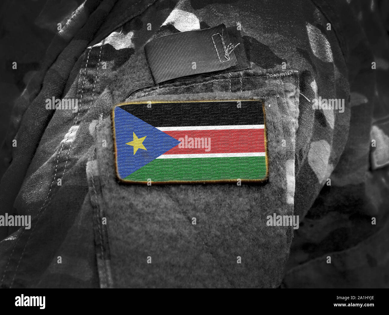 Pavillon du Soudan du Sud sur l'uniforme militaire. Armée, soldats, Afrique (collage). Banque D'Images