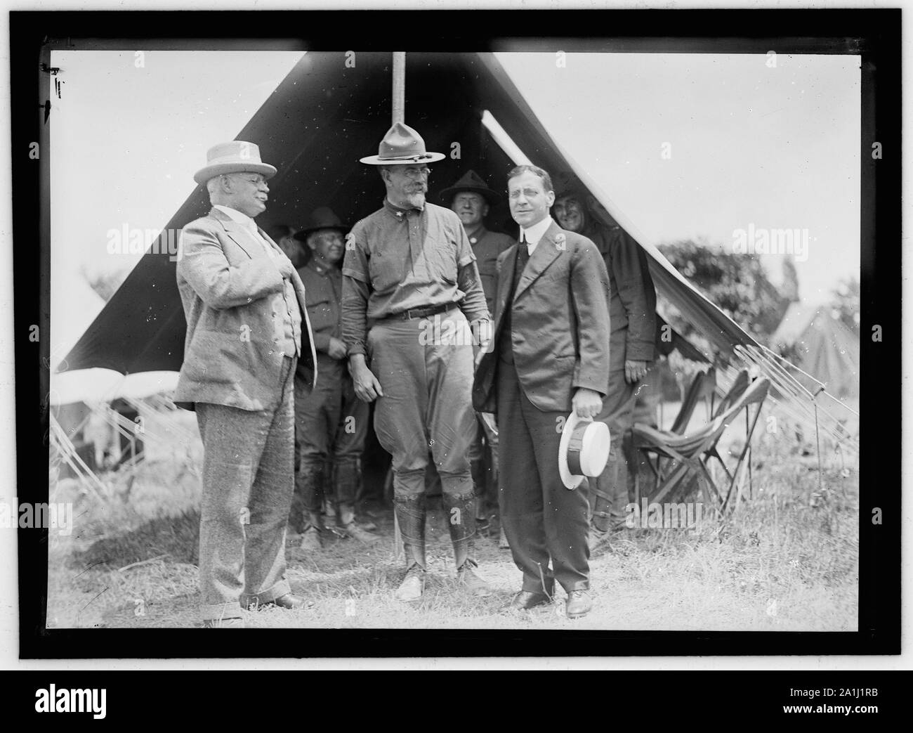 Garde nationale de D.C. GEN. HUGH L. SCOTT ; COL. WILLIAM HARVEY ; SEC. DE GUERRE BAKER. ANTON STEPHAN EST À L'ARRIÈRE ENTRE HARVEY ET BAKER Banque D'Images
