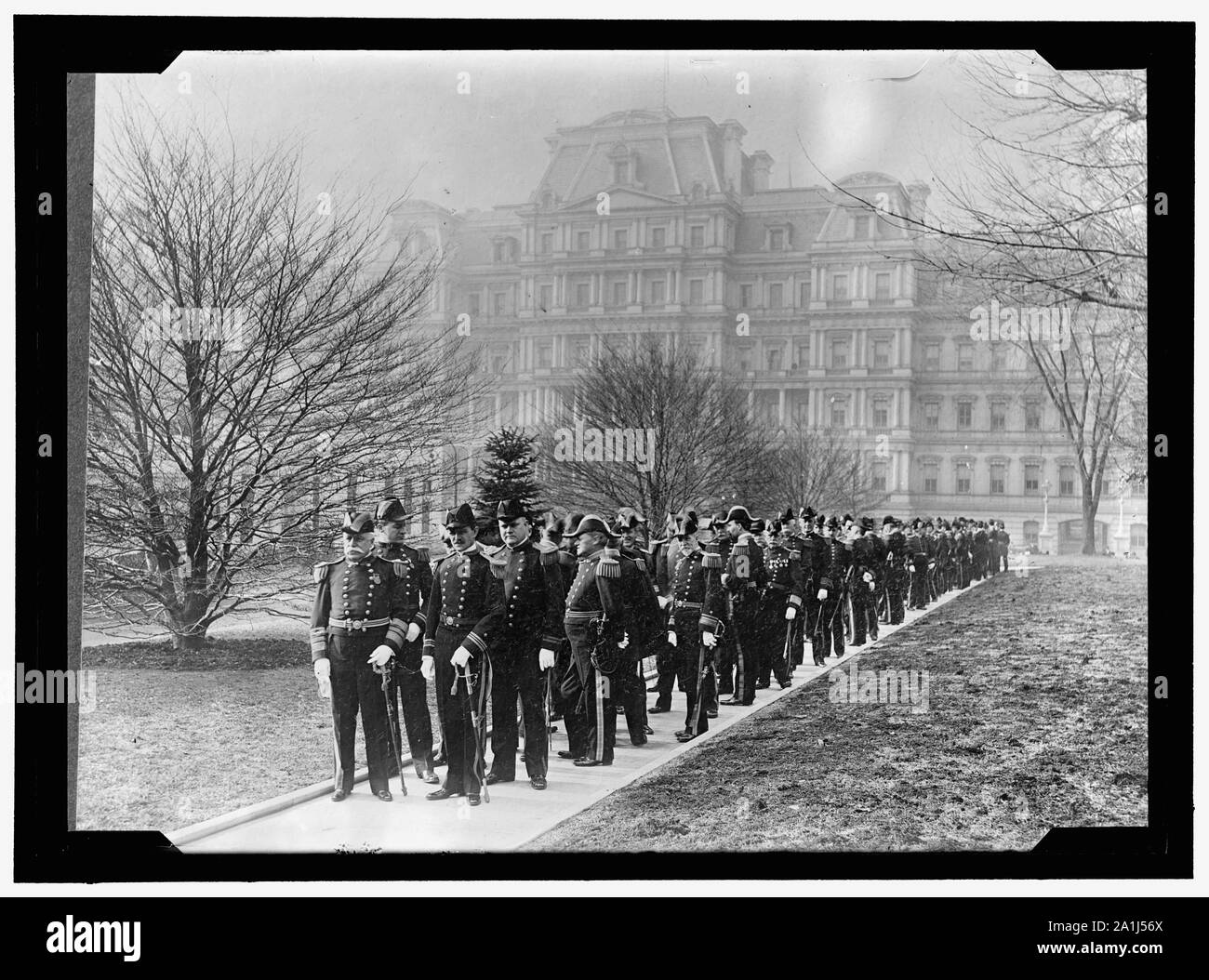 Réception du Nouvel An à la Maison Blanche. L'AMIRAL DEWEY, Front de gauche, ET LES OFFICIERS À PARTIR POUR LA MAISON BLANCHE. L'AMIRAL BOB EVANS EST 3ème de l'avant, droite Banque D'Images