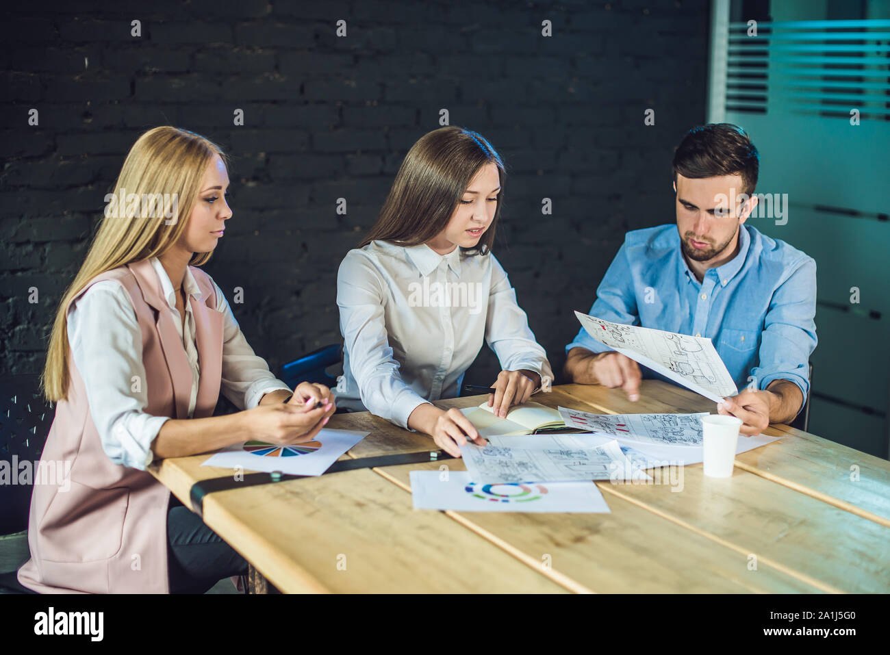 Équipe de jeunes collègues de story-board pour regarder des enregistrements vidéo en bureau coworking modernes. Processus d'équipe. ,Horizontal arrière-plan flou. Banque D'Images