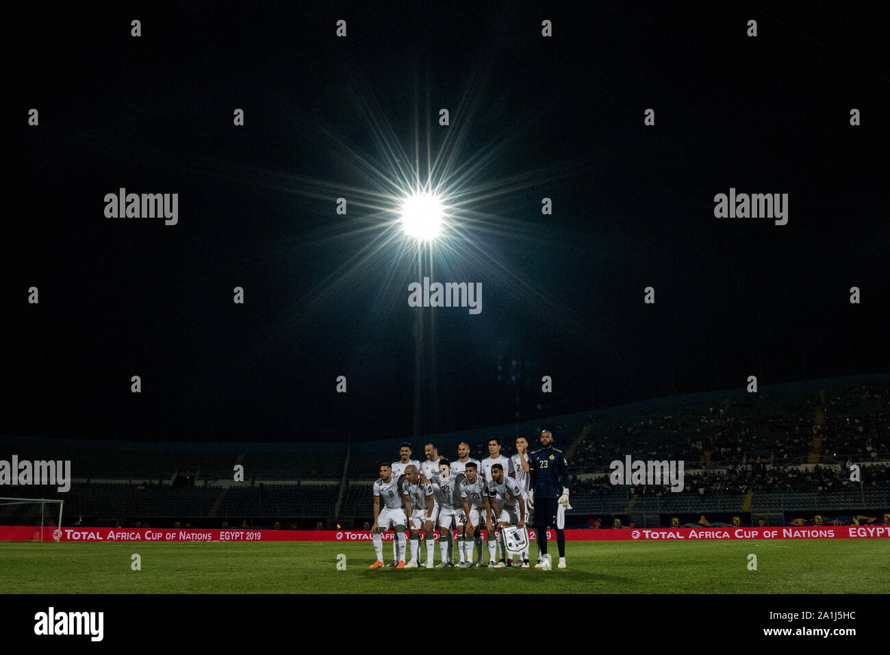 Le CAIRE, ÉGYPTE - Le 23 juin : l'équipe de l'Algérie posent pour la photo Youcef Atal, Riyad Mahrez, Rais M'Bolhi, Adlene Guedioura, Sofiane Feghouli, Ramy Bensebaini, d Banque D'Images