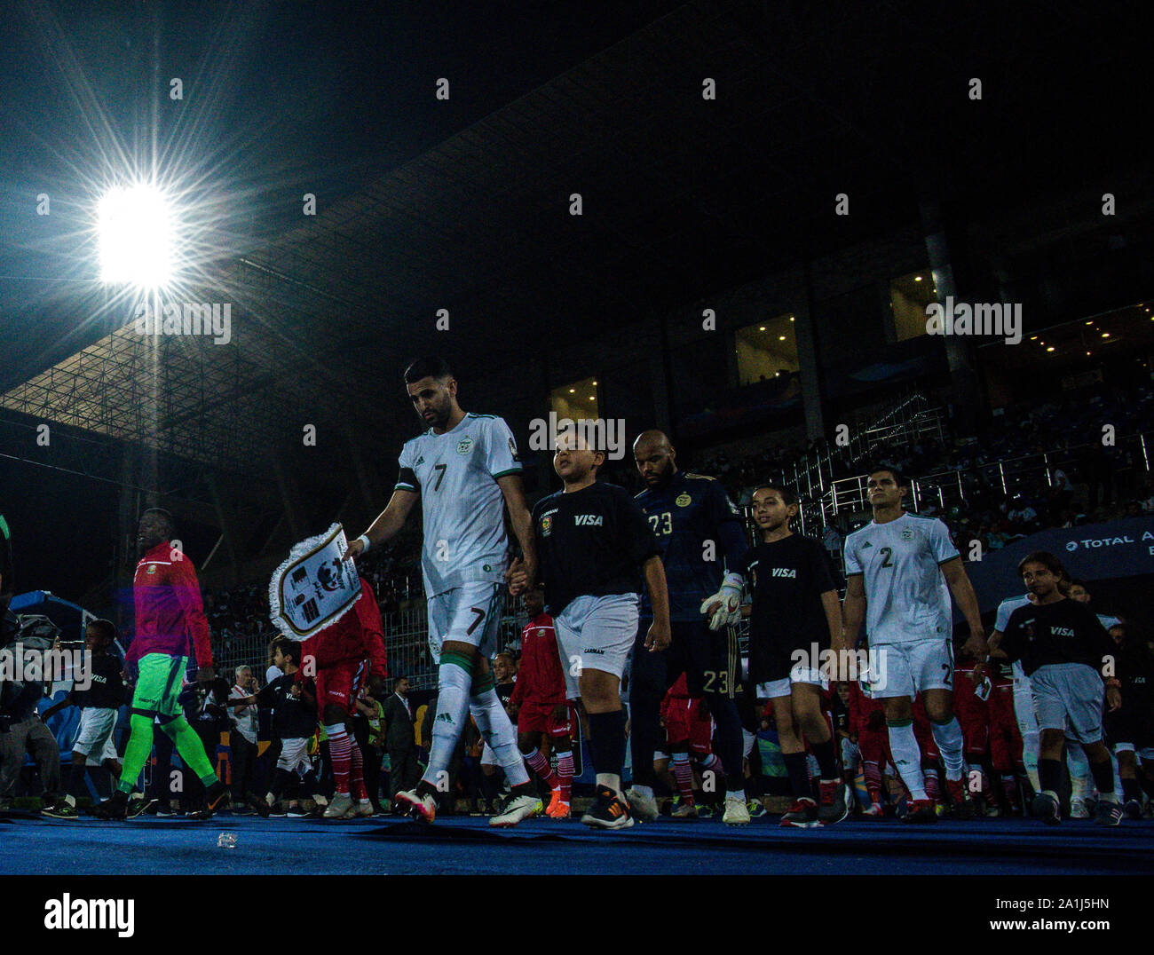 Le CAIRE, ÉGYPTE - Le 23 juin : l'équipe de l'Algérie posent pour la photo Youcef Atal, Riyad Mahrez, Rais M'Bolhi, Adlene Guedioura, Sofiane Feghouli, Ramy Bensebaini, d Banque D'Images