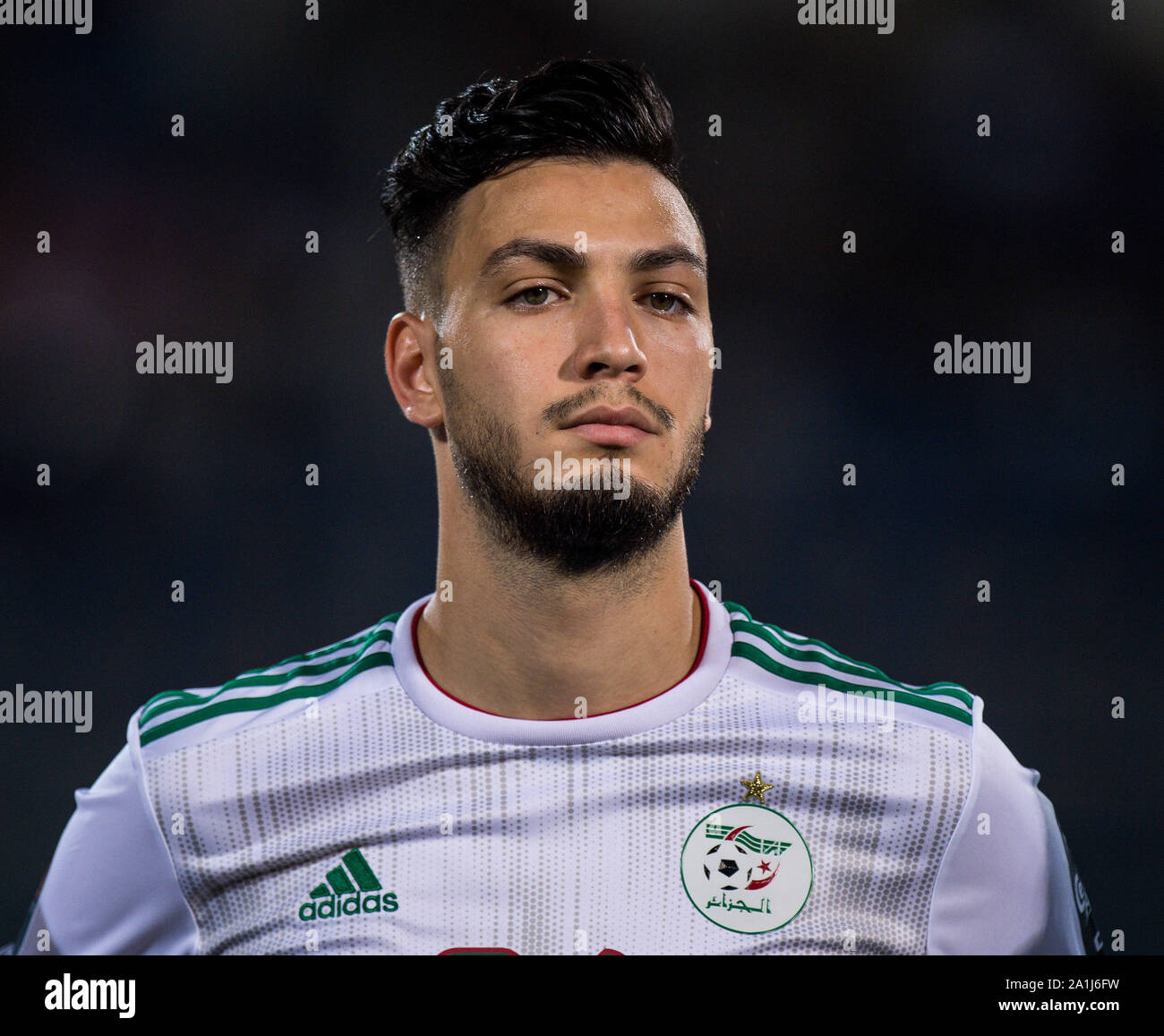 Le CAIRE, ÉGYPTE - Le 23 juin : Amir Selmane Rami Bensebaini de l'Algérie  cherche sur pendant la coupe d'Afrique des Nations 2019 groupe C match  entre l'Algérie et au Kenya Photo