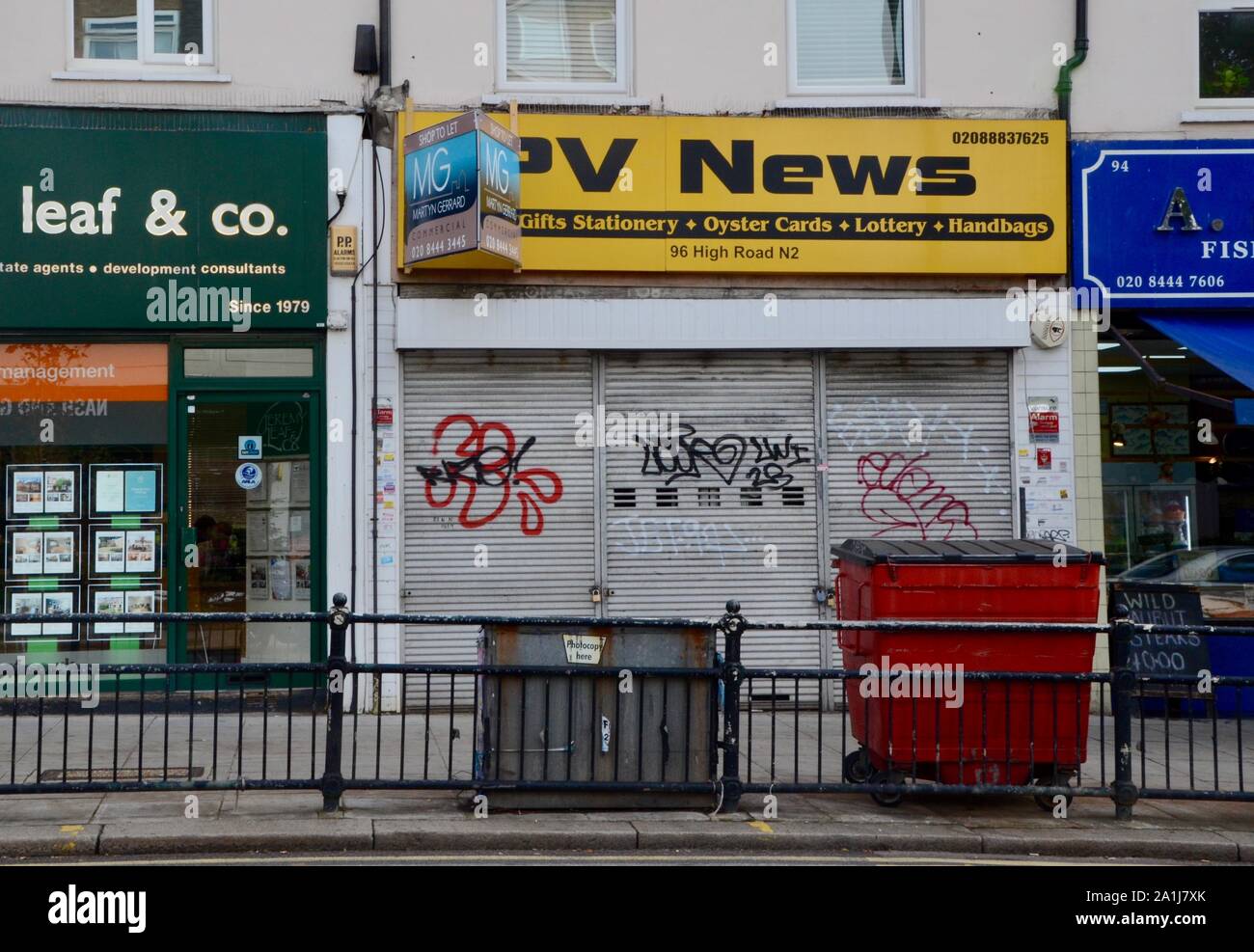 Vide et fermé les entreprises et boutiques dans le nord de Londres Angleterre Royaume-uni marchand Banque D'Images
