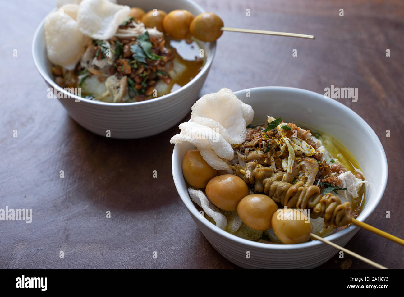 De délicieux aliments indonésienne de bubur avec accompagnements traditionnels ayam Banque D'Images