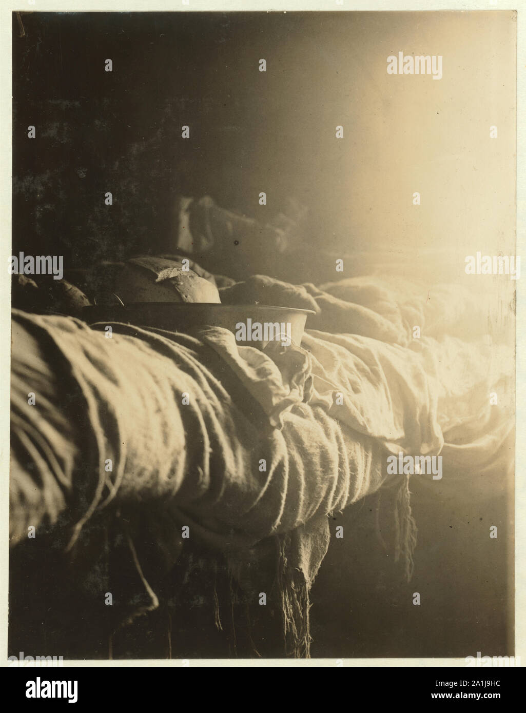 Nom : chambre à coucher, 5 1/2 pi x 6 1/2 pi avec une fenêtre 21 x 16 où dormir 3 personnes. La nourriture était allongé dans le lit sans protection et couverte de mouches. Grandes cabanes Forsythe's Bog, nr. Pemberton. N.J. Le 29 septembre, 1910. Témoin E. F. Brown. Banque D'Images